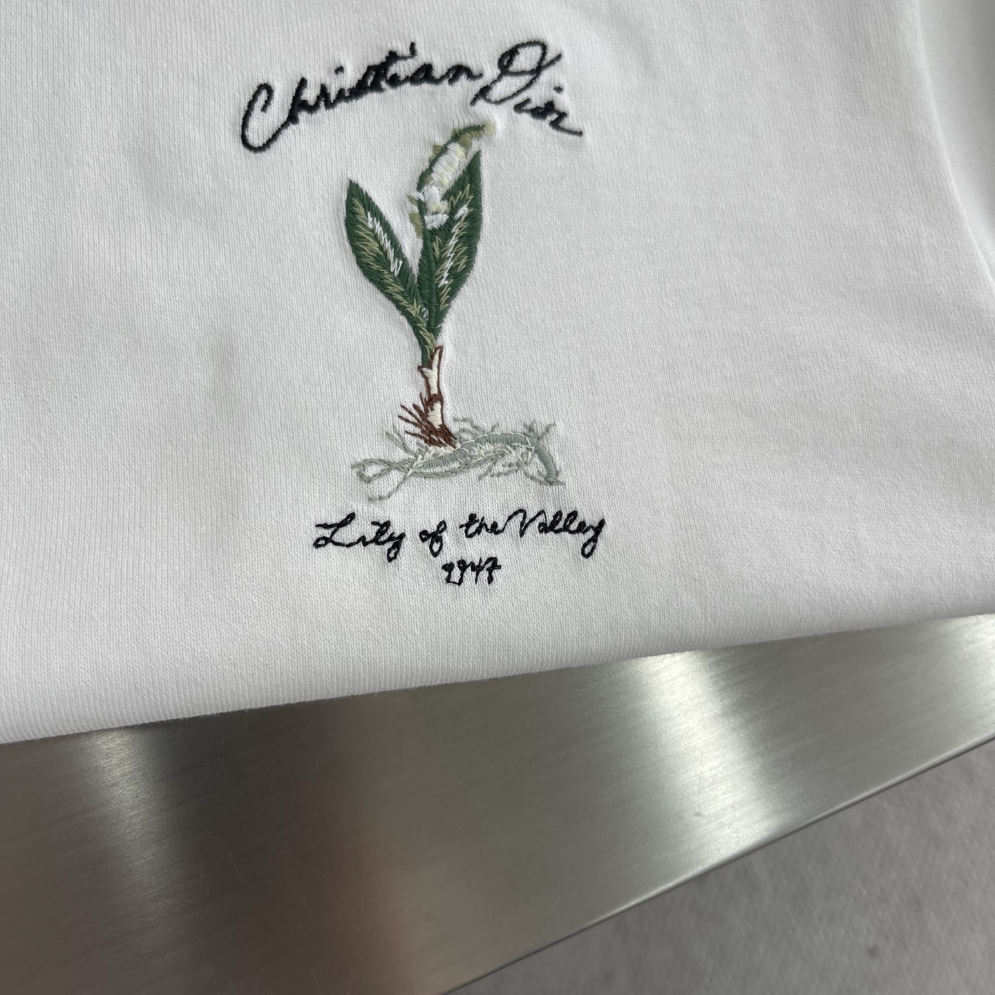 Dior 25SS White Cotton T-Shirt with Embroidered Graphic - Casual Style 4 i1745751741262 3154 0 1