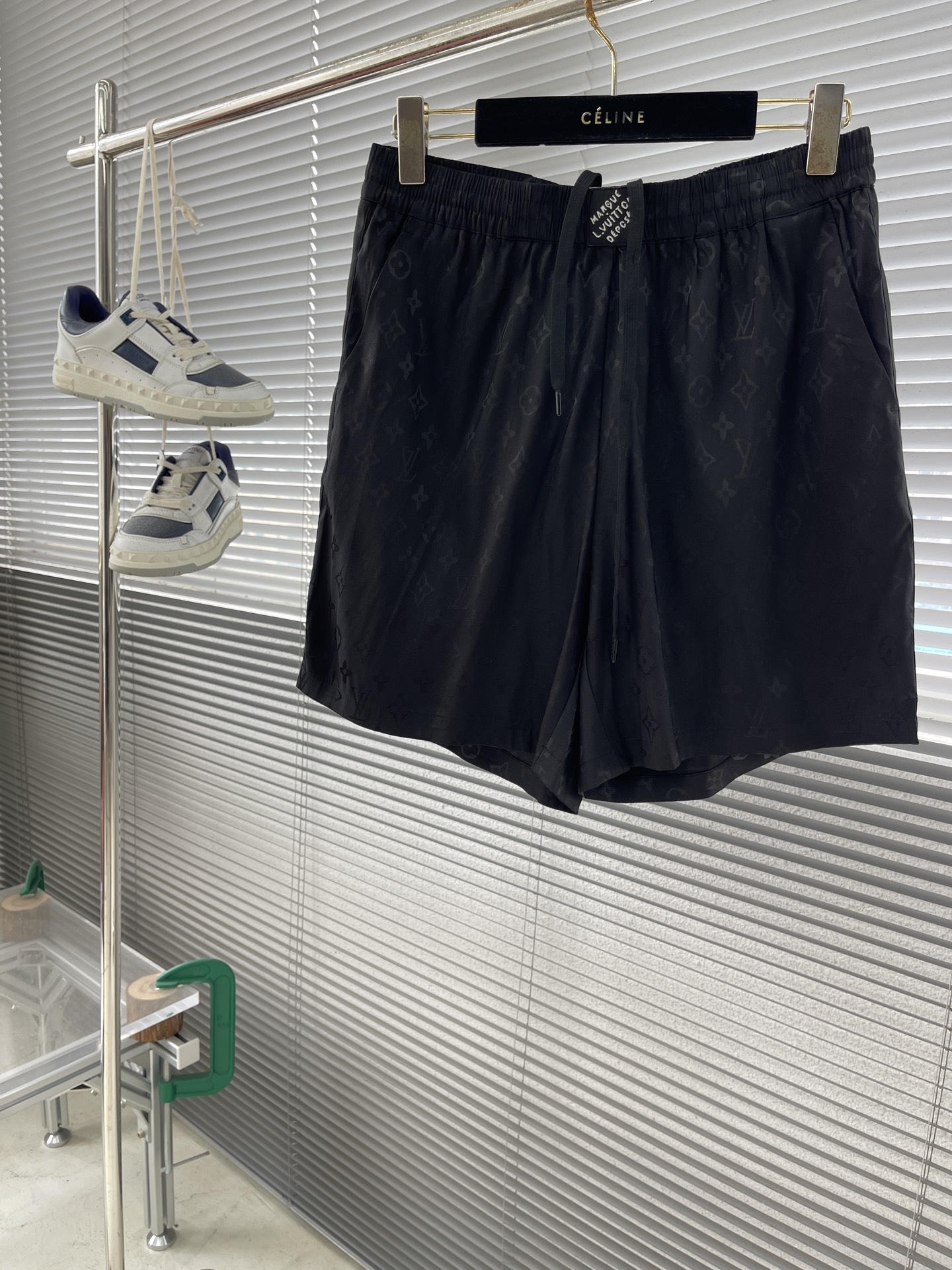 NO:743517,The highest version on the market, the girl will inspect the goods, trim the three marks on the threads, and ship the goods. If you want quality and service, please add me on WeChat. We will not accept urgent orders. -Donkey brand corrugated jacquard mulberry silk shorts. These mulberry silk shorts are made of Monogram jacquard to present a bright rippled texture. The legs are decorated with knitted ribbons on both sides. They can be combined with the same short-sleeved polo shirt to create a college-style look that is suitable for both day and night. Marque L.Vuitton  De is the highest version on the market. The girl inspects the goods, trims the three marks on the threads, and delivers the goods. You can post pictures and take videos. If you want quality and service, please add me on WeChat. We will not accept urgent orders. The Posée label is on the elastic waist, and the style is very novel and unique. Same style for men and women. Size 46 48 50 52. Length 43444546. Waist 76808488. Hips 114118122. Louis Vuitton - Clothing, louis  vuitton,louis vuitton,shorts,T-shirt,19860909市面最高版本小妹验货、修剪线头上三标、发货可发图及拍视频,要品质要服务的加我微信,不接急单. -驴牌 波纹提花桑蚕丝短裤,本款桑蚕丝短裤以Monogram提花呈现莹亮波纹质感,再为两侧裤腿点缀针织饰带,可与同款短袖马球衫共筑日夜皆宜的学院风造型.Marque L.Vuitton De市面最高版本小妹验货、修剪线头上三标、发货可发图及拍视频,要品质要服务的加我微信,不接急单.Posée标签栖身弹力腰部,款式非常新颖独特. 男女同款 码数46 48 50 52 裤长43444546 腰围76808488 臀围114118122,路易威登-服装,louis vuitton,louis vuitton,shorts,T-shirt,,Women's clothing