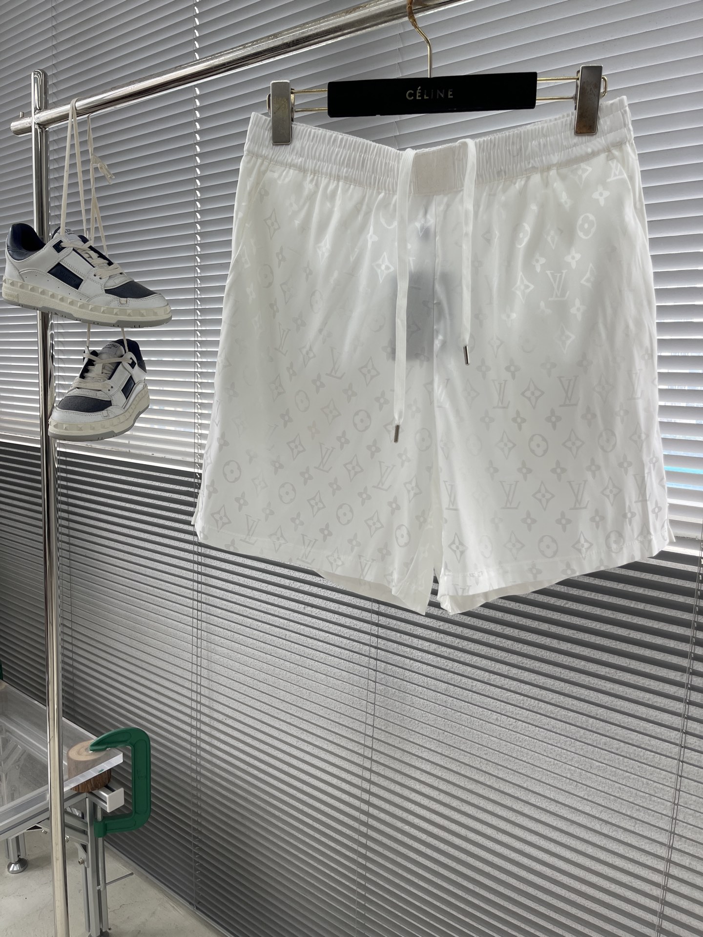 NO:743513,The highest version on the market, the girl will inspect the goods, trim the three marks on the threads, and ship the goods. If you want quality and service, please add me on WeChat. We will not accept urgent orders. -Donkey brand corrugated jacquard mulberry silk shorts, these mulberry silk shorts are made of Monogram jacquard to present a bright ripple texture, and are decorated with knitted ribbons on both sides of the trouser legs. They can be combined with the same short-sleeved polo shirt to create a college-style look that is suitable for day and night. Marque L.Vuitton  De is the highest version on the market. The girl inspects the goods, trims the three marks on the threads, and delivers the goods. You can post pictures and take videos. If you want quality and service, please add me on WeChat. We will not accept urgent orders. The Posée label is on the elastic waist, and the style is very novel and unique. Same style for men and women. Size 46 48 50 52. Length 43444546. Waist 76808488. Hips 114118122. Louis Vuitton - Clothing, louis  vuitton,louis vuitton,shorts,T-shirt,19860909市面最高版本小妹验货、修剪线头上三标、发货可发图及拍视频,要品质要服务的加我微信,不接急单. -驴牌波纹提花桑蚕丝短裤,本款桑蚕丝短裤以Monogram提花呈现莹亮波纹质感,再为两侧裤腿点缀针织饰带,可与同款短袖马球衫共筑日夜皆宜的学院风造型.Marque L.Vuitton De市面最高版本小妹验货、修剪线头上三标、发货可发图及拍视频,要品质要服务的加我微信,不接急单.Posée标签栖身弹力腰部,款式非常新颖独特. 男女同款 码数46 48 50 52 裤长43444546 腰围76808488 臀围114118122,路易威登-服装,louis vuitton,louis vuitton,shorts,T-shirt,,Women's clothing