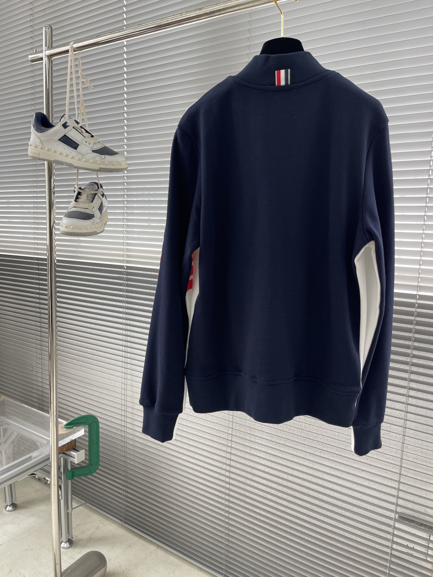 Thom Browne Four-Bar Stripe Zip-Up Jacket: A Modern, Creative Design 3 i1745817701460 1586 0 7