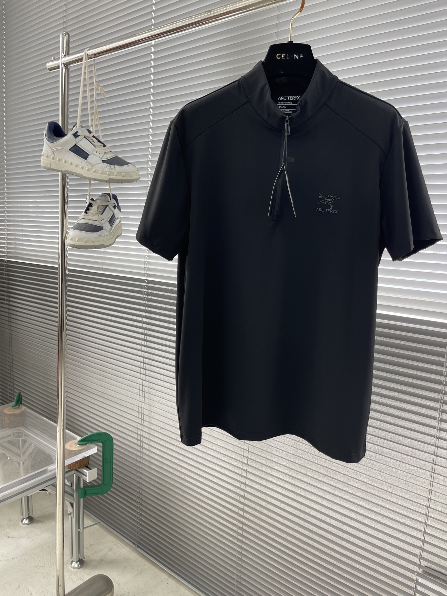 Arc'teryx Men's Black Quarter-Zip Short Sleeve Shirt - Modern & Comfortable