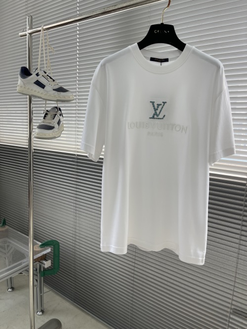 Louis Vuitton 2025 Spring/Summer White T-Shirt with Turquoise Logo 1 Louis Vuitton 2025 Spring/Summer White T-Shirt with Turquoise Logo