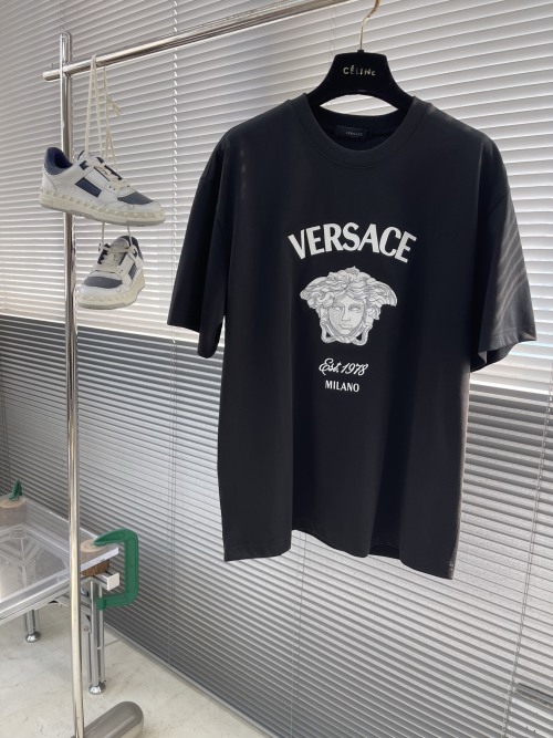 Versace 2025 Men's Short Sleeve T-Shirt with Embroidered Logo - Casual Style 1 Versace 2025 Men's Short Sleeve T-Shirt with Embroidered Logo - Casual Style