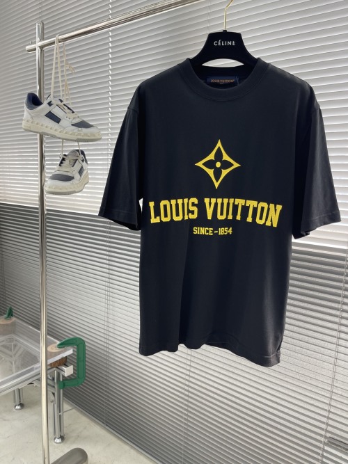 Louis Vuitton 2025 Spring/Summer Black T-Shirt with Signature Logo 1 Louis Vuitton 2025 Spring/Summer Black T-Shirt with Signature Logo