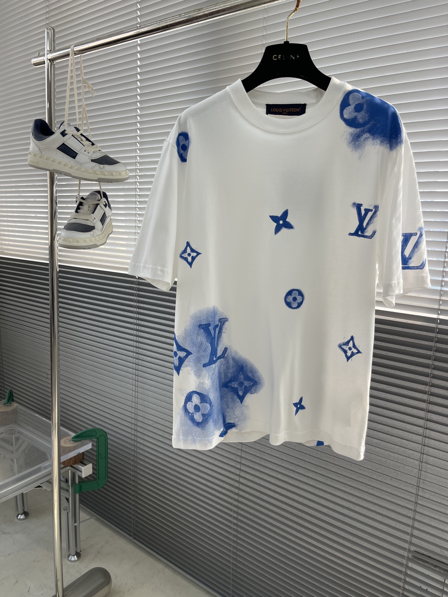 Louis Vuitton 2025 Spring/Summer White T-Shirt with Blue Logo Prints 1 i1745832389787 5758 0 5