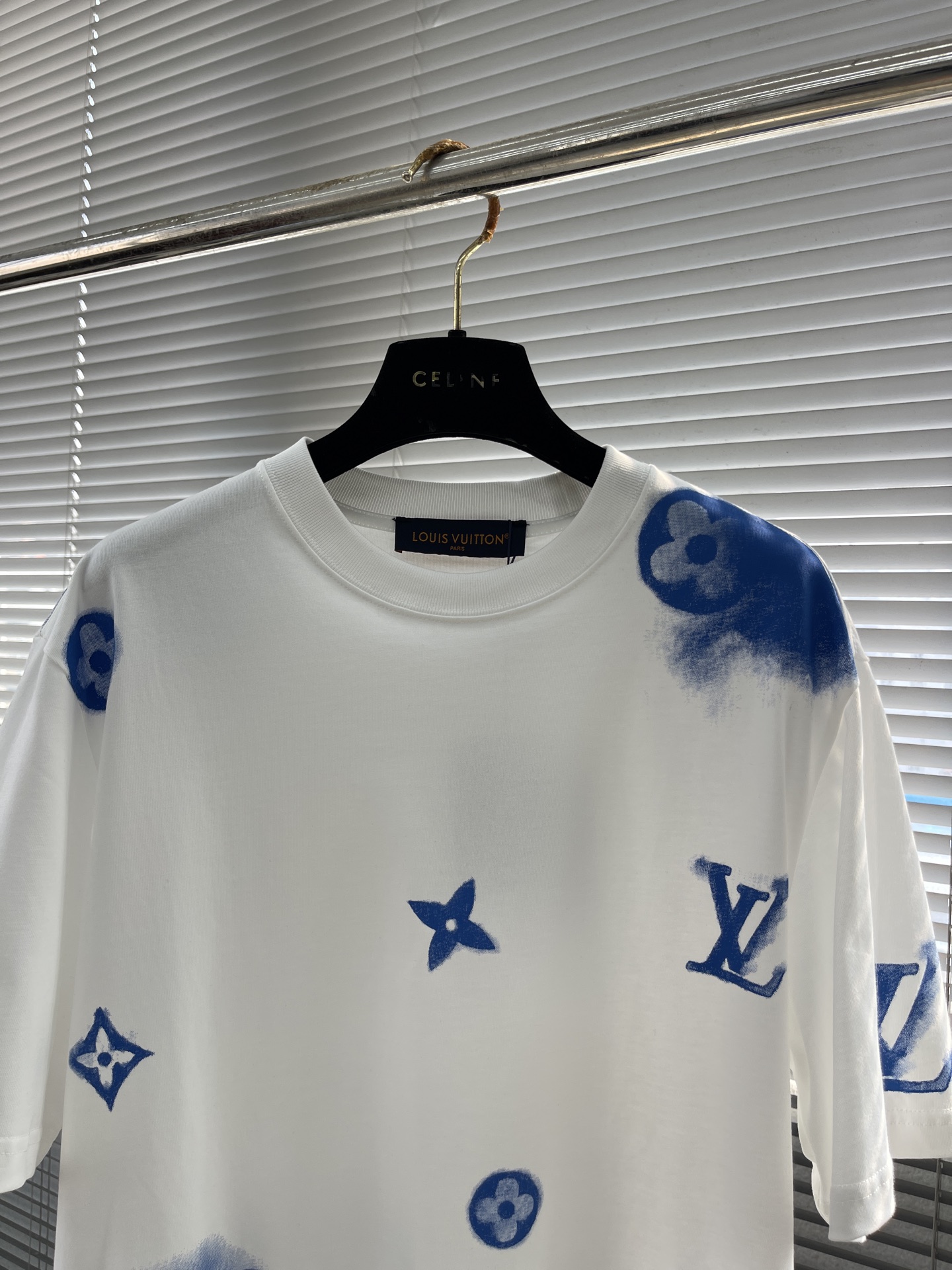 Louis Vuitton 2025 Spring/Summer White T-Shirt with Blue Logo Prints 2 i1745832389955 4739 0 6