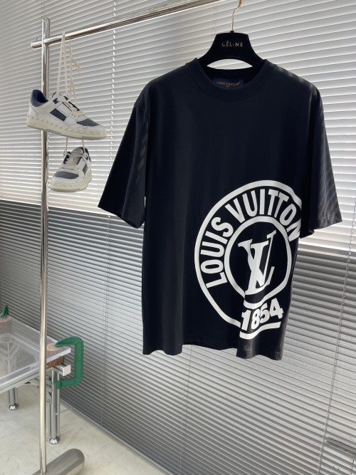 Louis Vuitton 2025 Spring/Summer Black Logo Tee - Designer Fashion 1 Louis Vuitton 2025 Spring/Summer Black Logo Tee - Designer Fashion