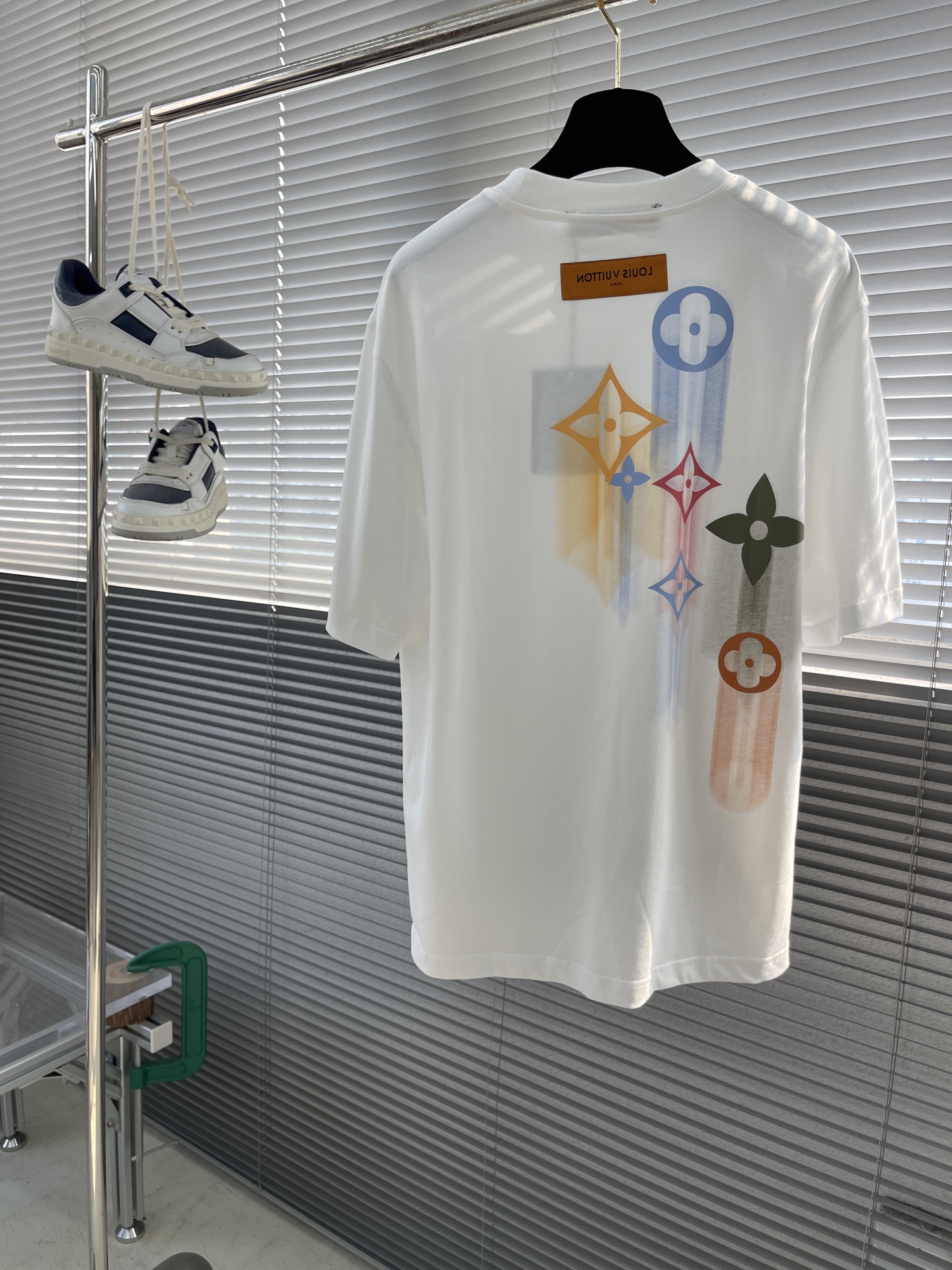Louis Vuitton 2025 Spring/Summer White Graphic Print Crewneck T-Shirt 8 i1745832440026 2812 0 7