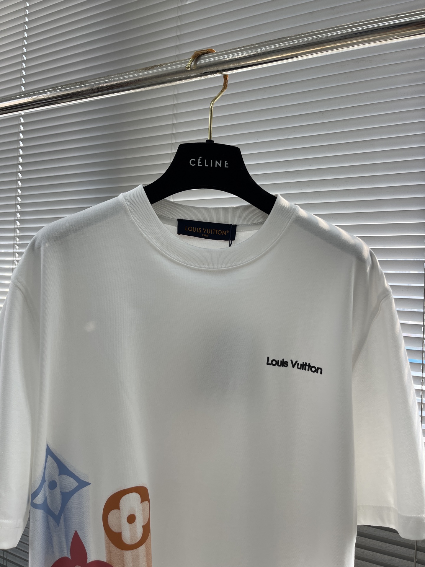 Louis Vuitton 2025 Spring/Summer White Graphic Print Crewneck T-Shirt 2 i1745832440062 9823 0 6