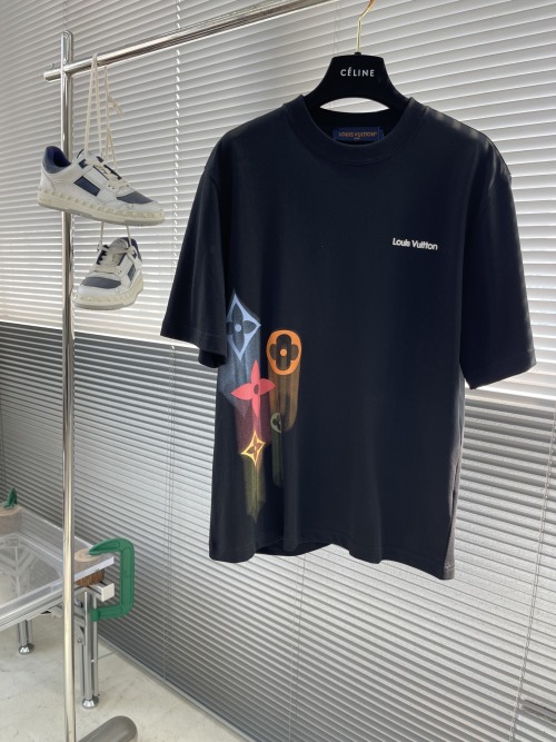 Louis Vuitton 2025 Spring/Summer Black Cotton T-Shirt with Graphic Design 1 Louis Vuitton 2025 Spring/Summer Black Cotton T-Shirt with Graphic Design