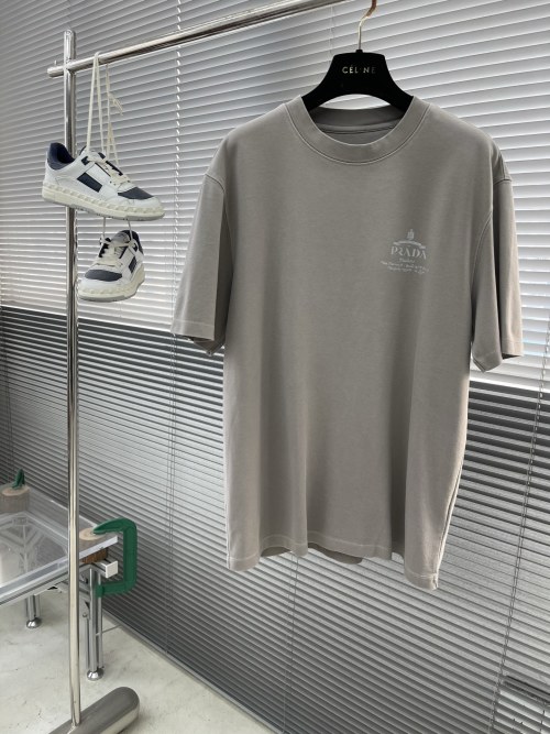 Prada 2025 Spring/Summer Grey Cotton-Feel T-Shirt with Logo Print, M-5XL 1 Prada 2025 Spring/Summer Grey Cotton-Feel T-Shirt with Logo Print, M-5XL