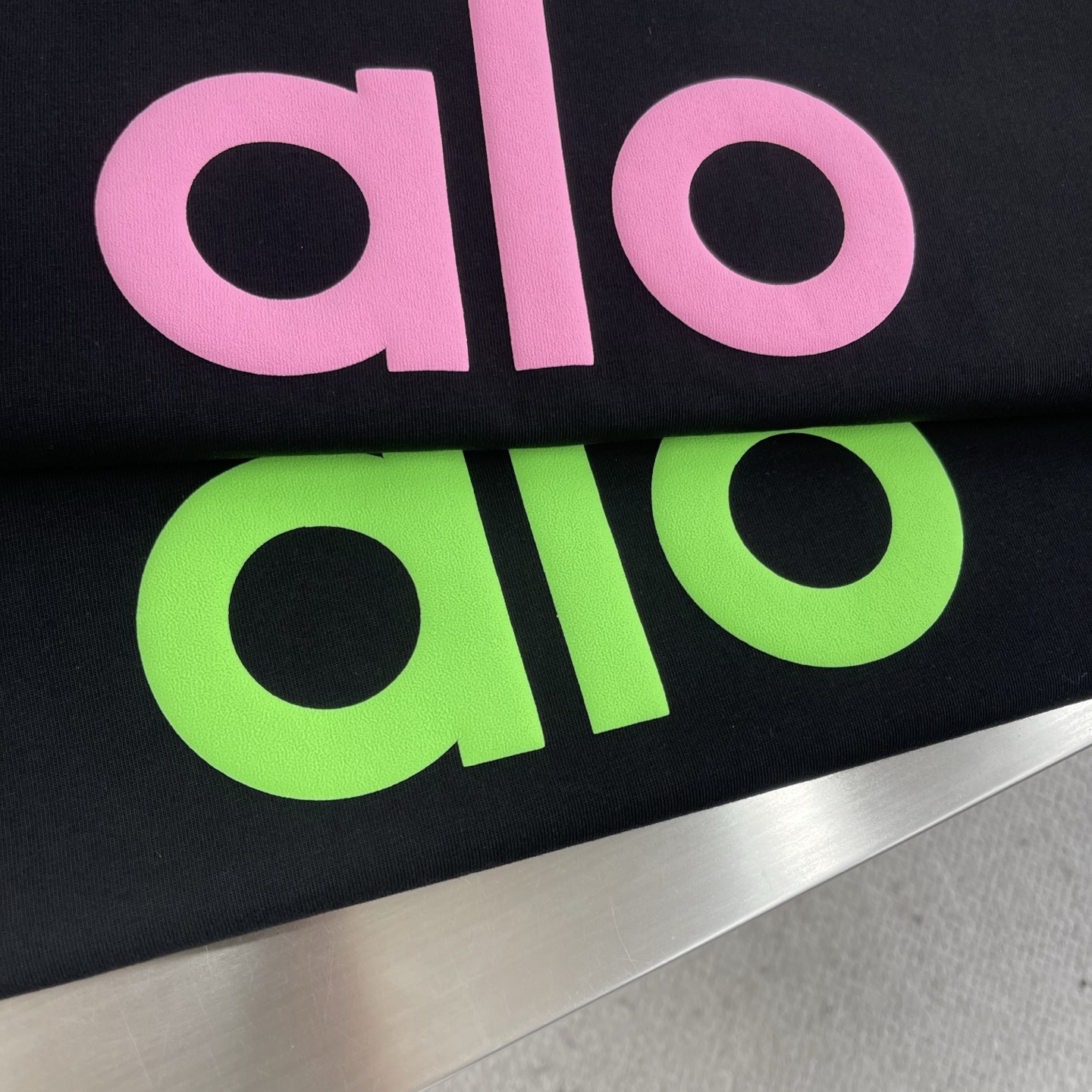 ALO Men's 100% Cotton Graphic Print Crewneck T-Shirt - Relaxed Fit 5 i1746268270399 3908 0 3