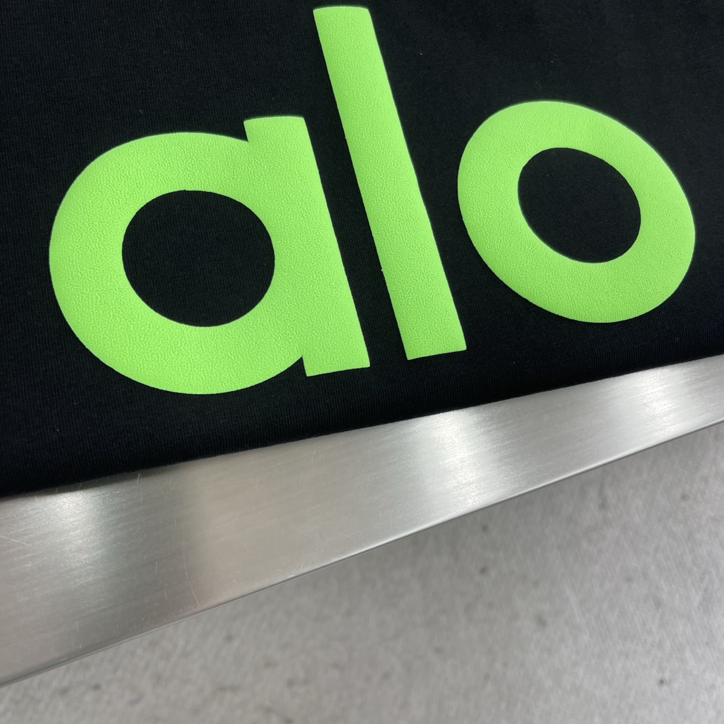 ALO Men's 100% Cotton Graphic Print Crewneck T-Shirt - Relaxed Fit 4 i1746268315169 7804 0 1