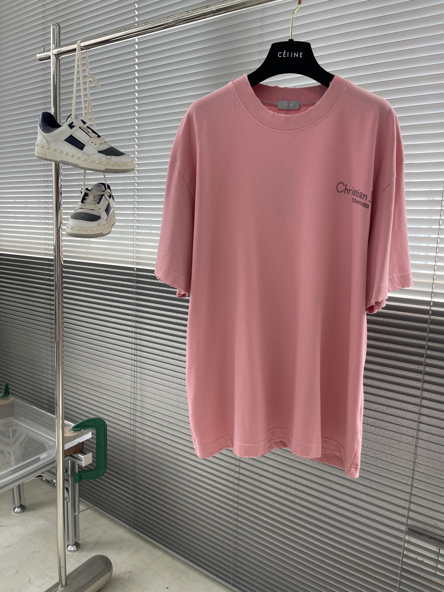 Dior 2025 Spring/Summer Pink Distressed Logo T-Shirt - Unisex Fashion 1 i1746270556319 8123 0 5