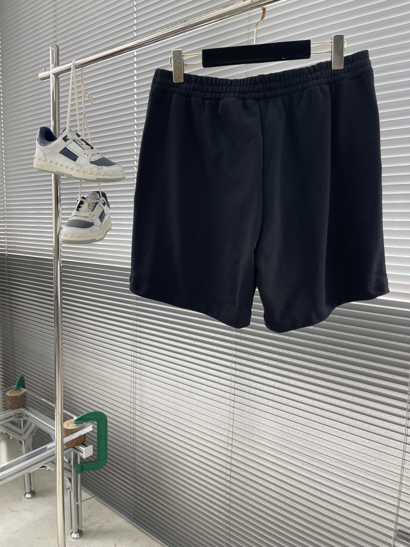 -Balenciag 胶带字母短裤，面料采用毛圈纯棉制作而成，叠层印花工艺，手感非常舒服 两侧开一字袋 