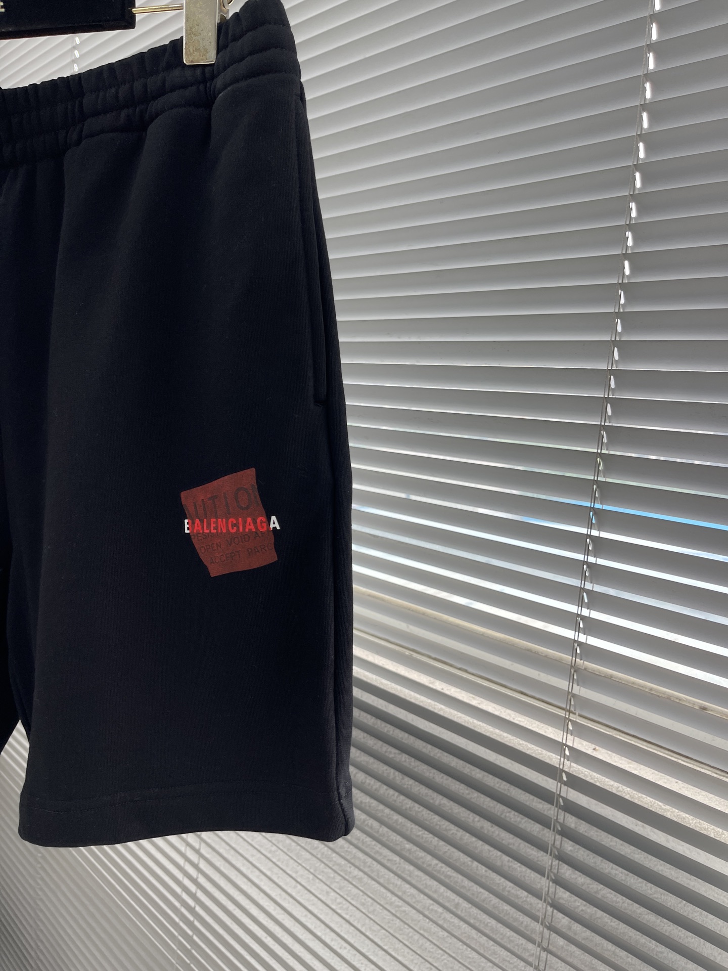 -Balenciag 胶带字母短裤，面料采用毛圈纯棉制作而成，叠层印花工艺，手感非常舒服 两侧开一字袋 