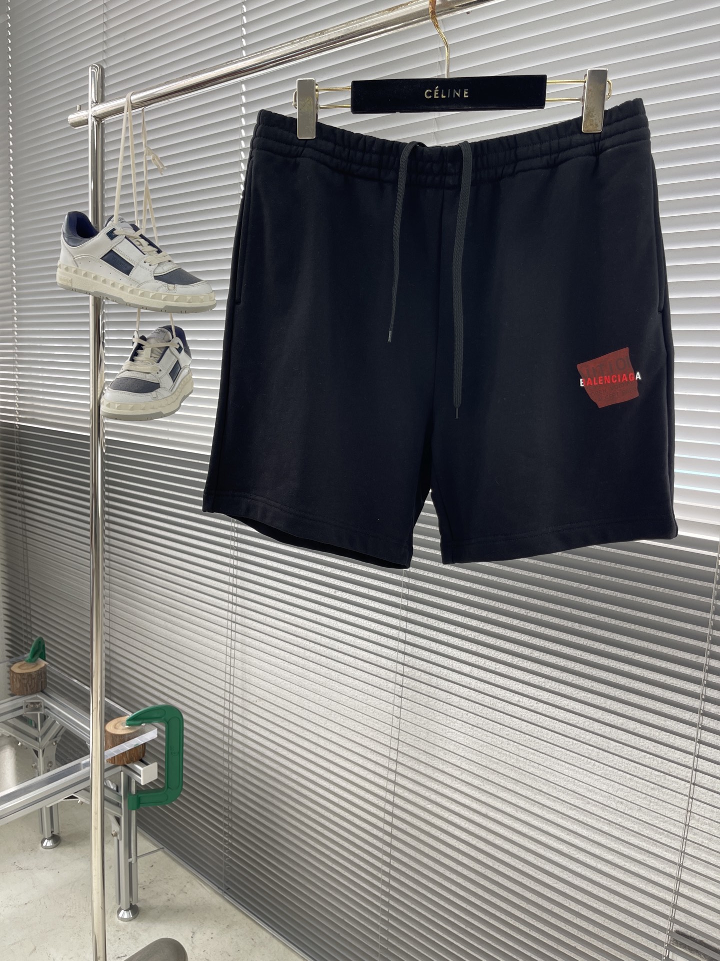 -Balenciag 胶带字母短裤，面料采用毛圈纯棉制作而成，叠层印花工艺，手感非常舒服 两侧开一字袋 