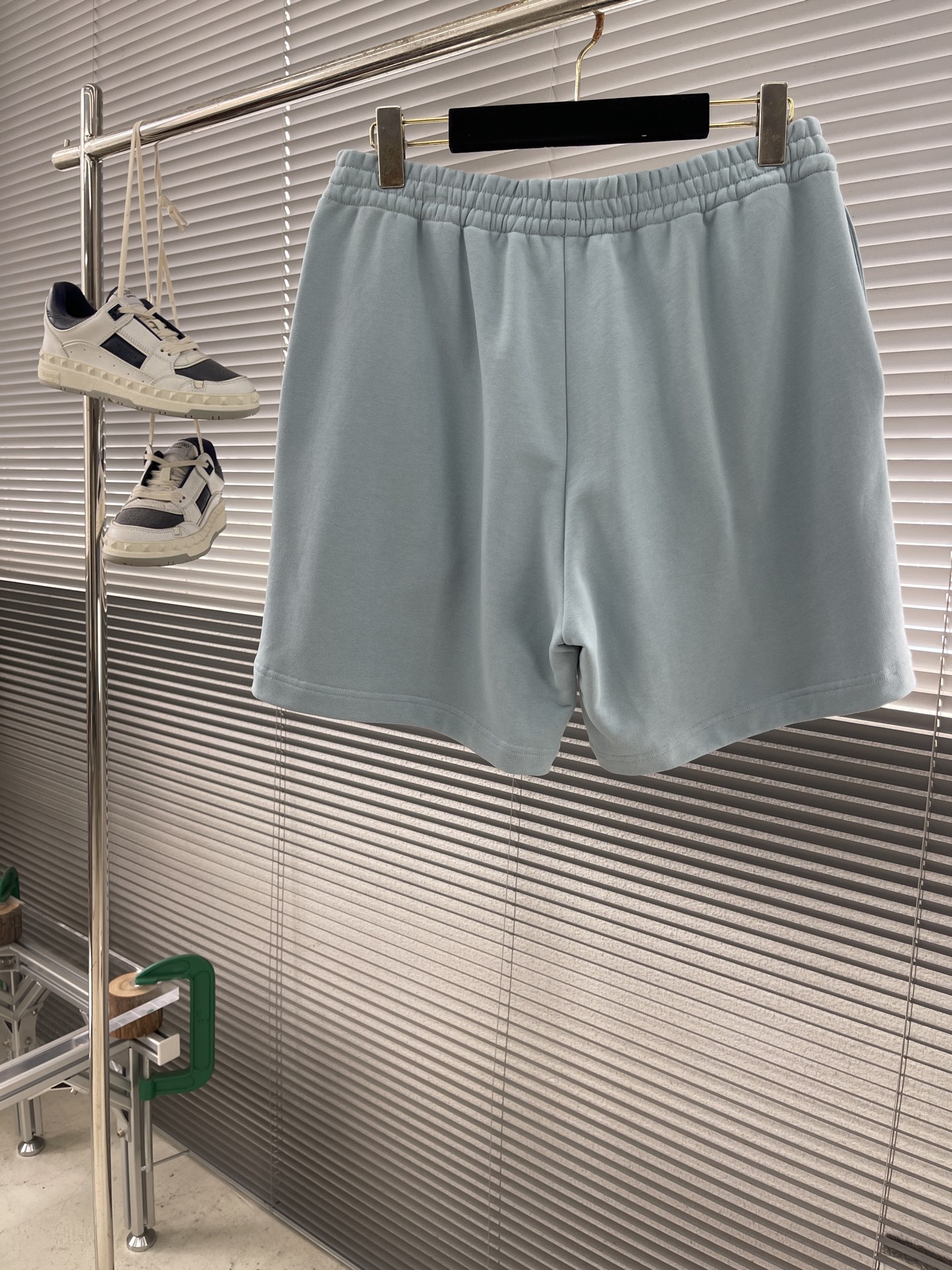 -Balenciag 胶带字母短裤，面料采用毛圈纯棉制作而成，叠层印花工艺，手感非常舒服 两侧开一字袋 