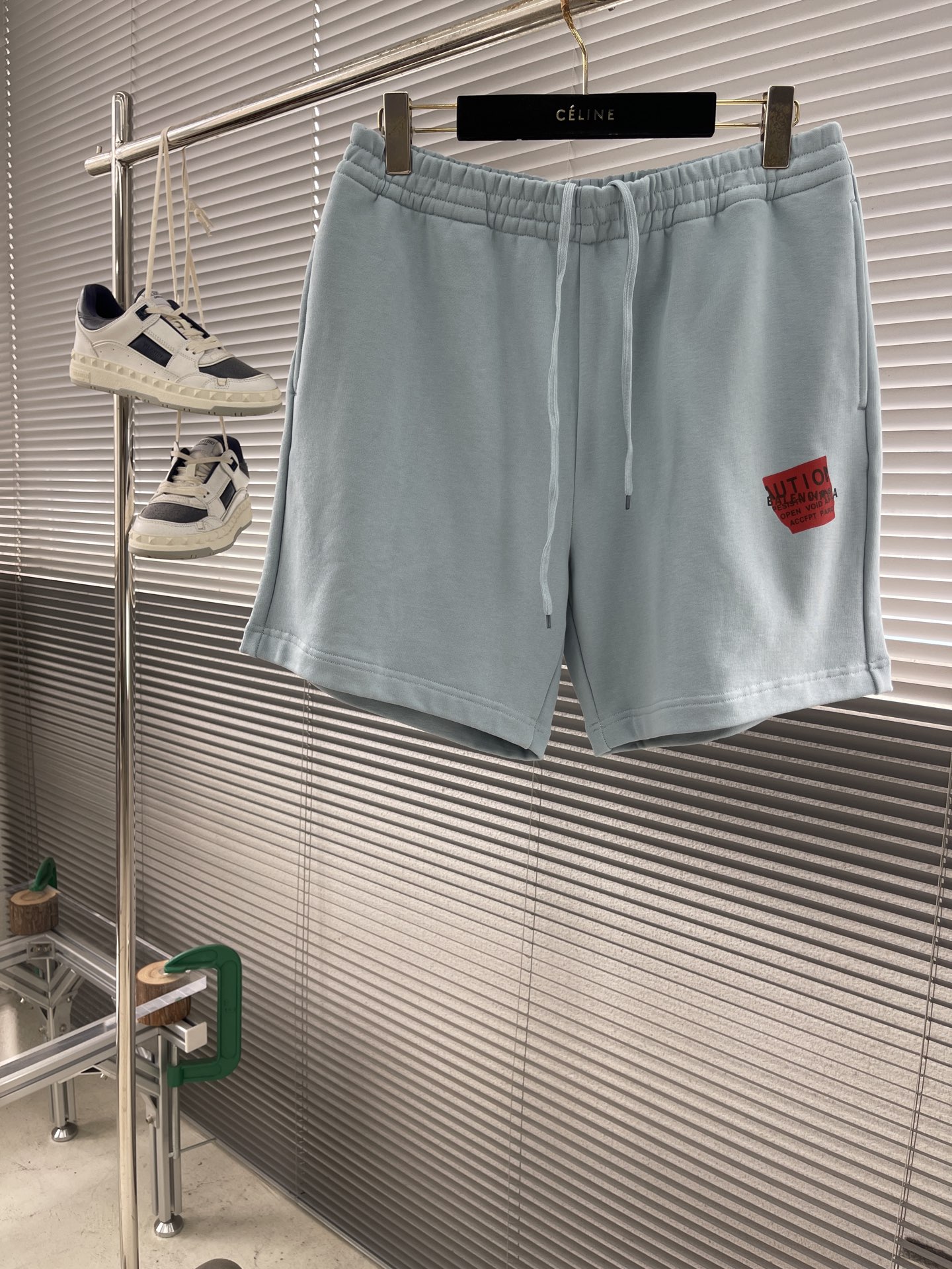 -Balenciag 胶带字母短裤，面料采用毛圈纯棉制作而成，叠层印花工艺，手感非常舒服 两侧开一字袋 