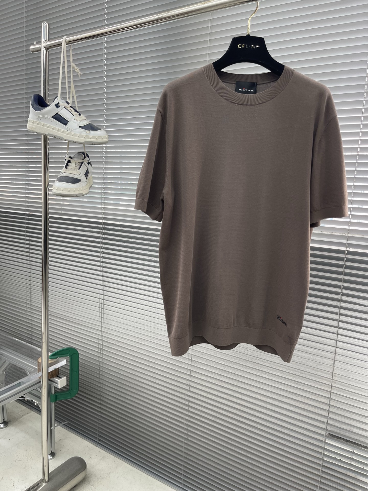 

-KITON25SS春夏新款针织纤维棉圆领短Tee，男士下摆字母标识刺绣休闲短袖T恤针织衫！贸易公司