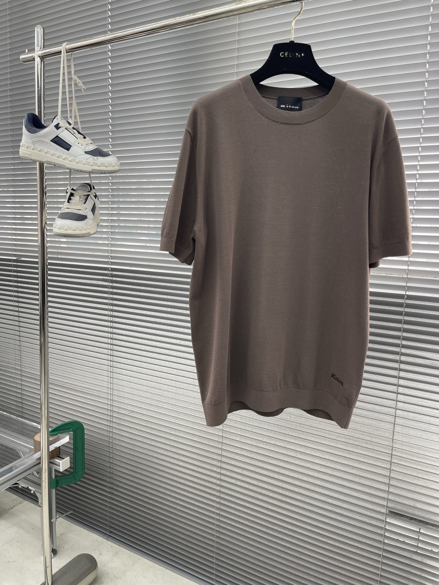 

-KITON25SS春夏新款针织纤维棉圆领短Tee，男士下摆字母标识刺绣休闲短袖T恤针织衫！贸易公司