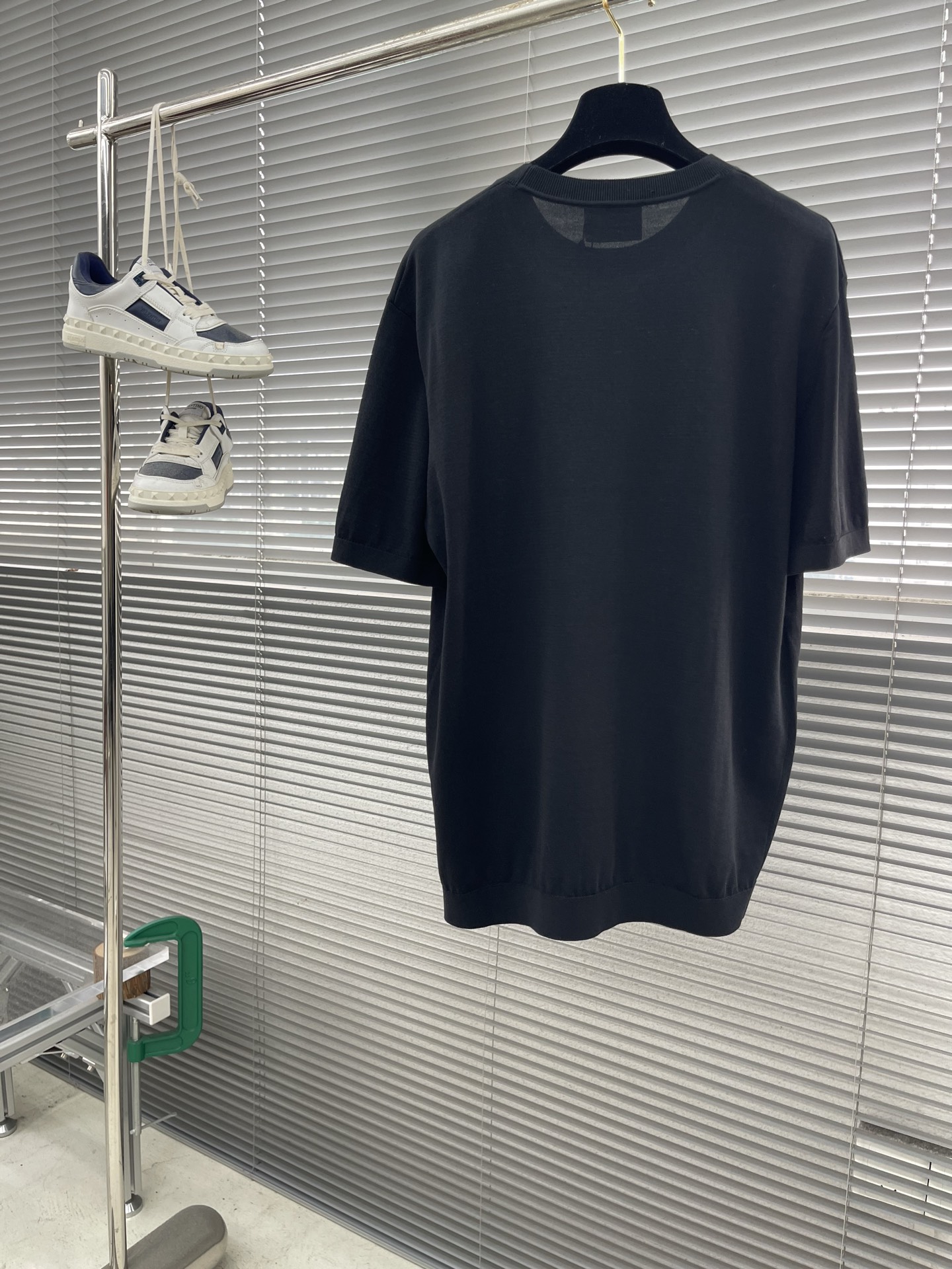 

-KITON25SS春夏新款针织纤维棉圆领短Tee，男士下摆字母标识刺绣休闲短袖T恤针织衫！贸易公司