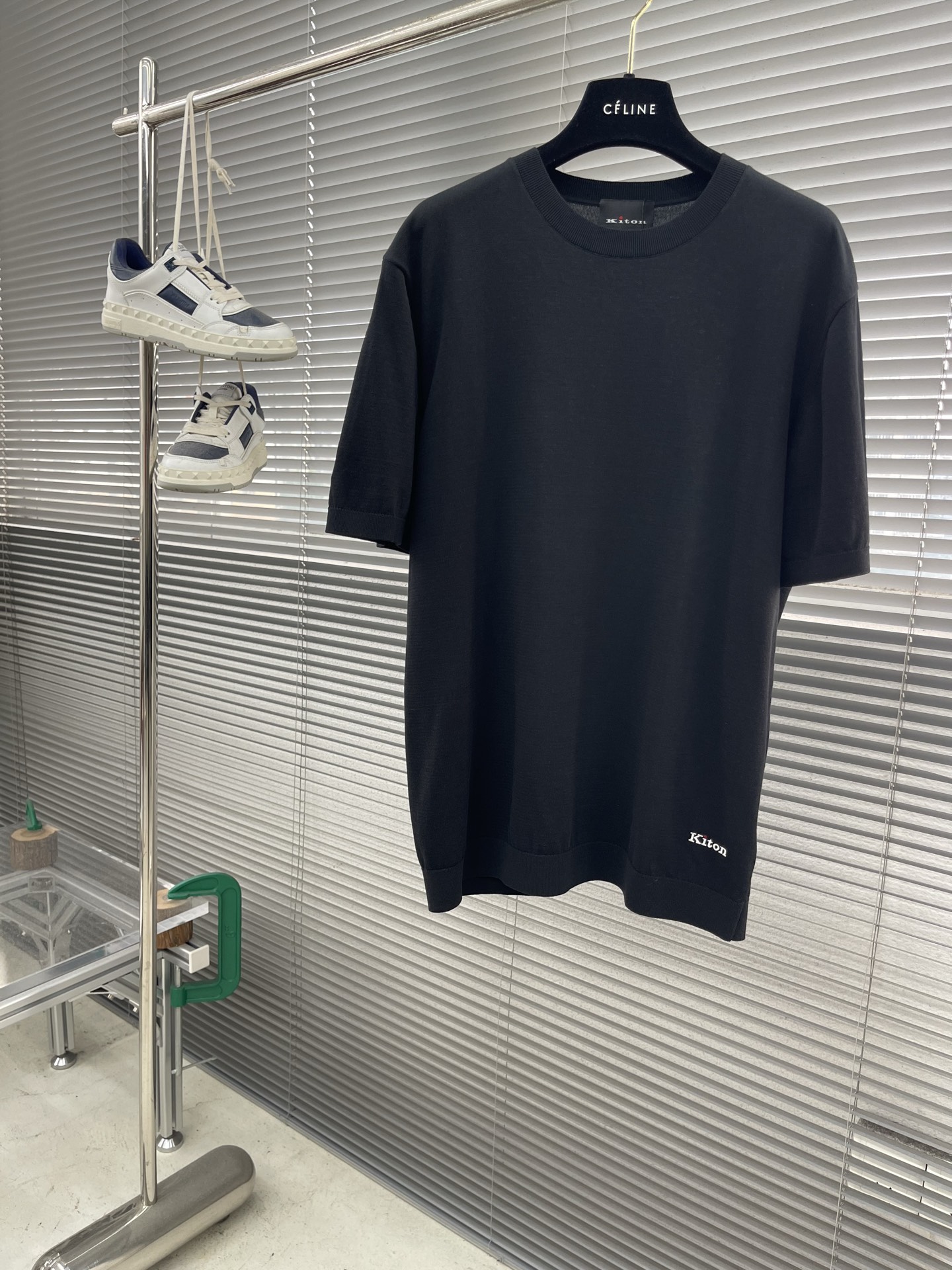 

-KITON25SS春夏新款针织纤维棉圆领短Tee，男士下摆字母标识刺绣休闲短袖T恤针织衫！贸易公司