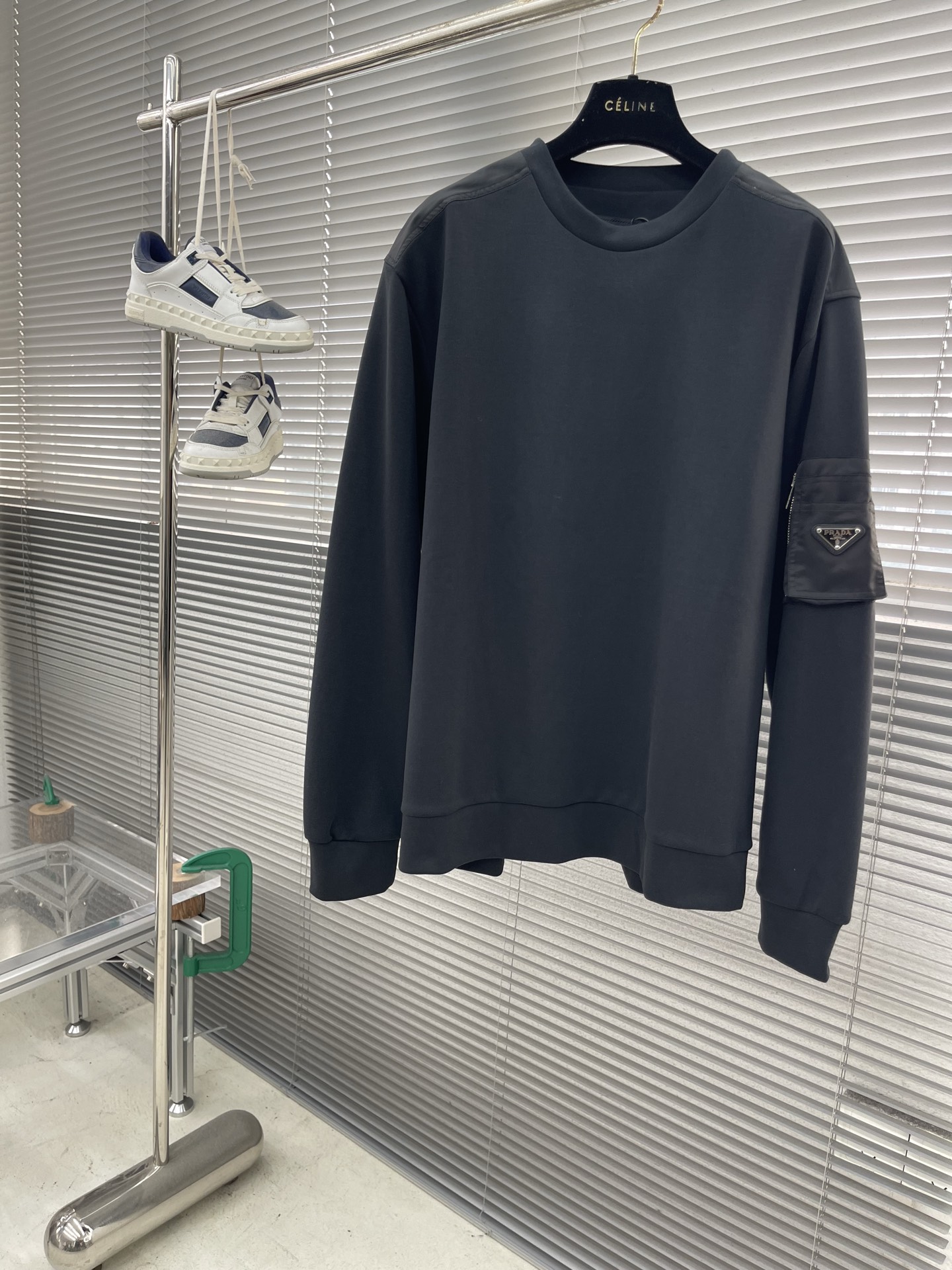 

-PRAD    过肩尼龙袖口袋卫衣
采用380克双面，该款面料为高密度定织款，面料上身立体有版型。