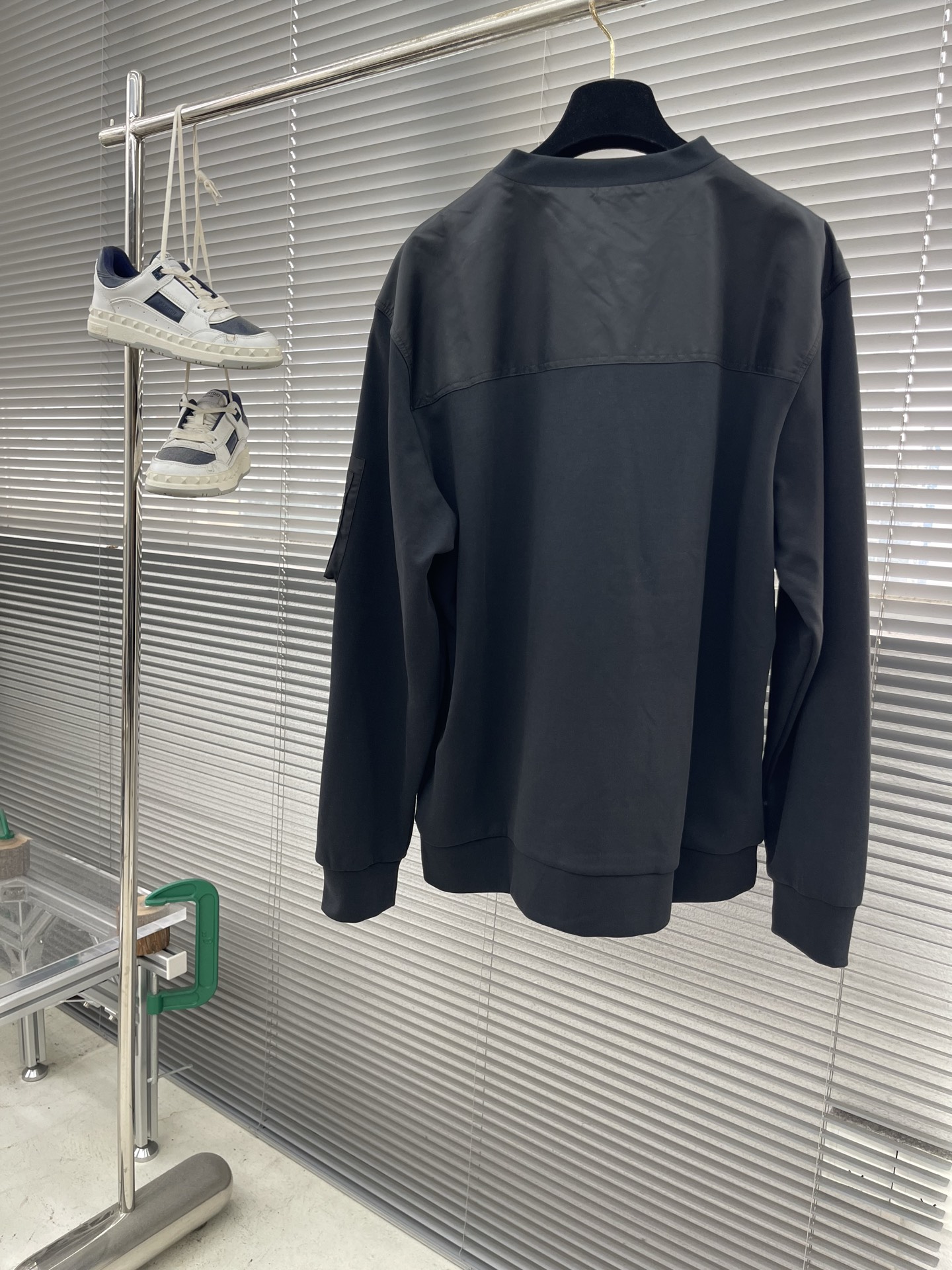 

-PRAD    过肩尼龙袖口袋卫衣
采用380克双面，该款面料为高密度定织款，面料上身立体有版型。