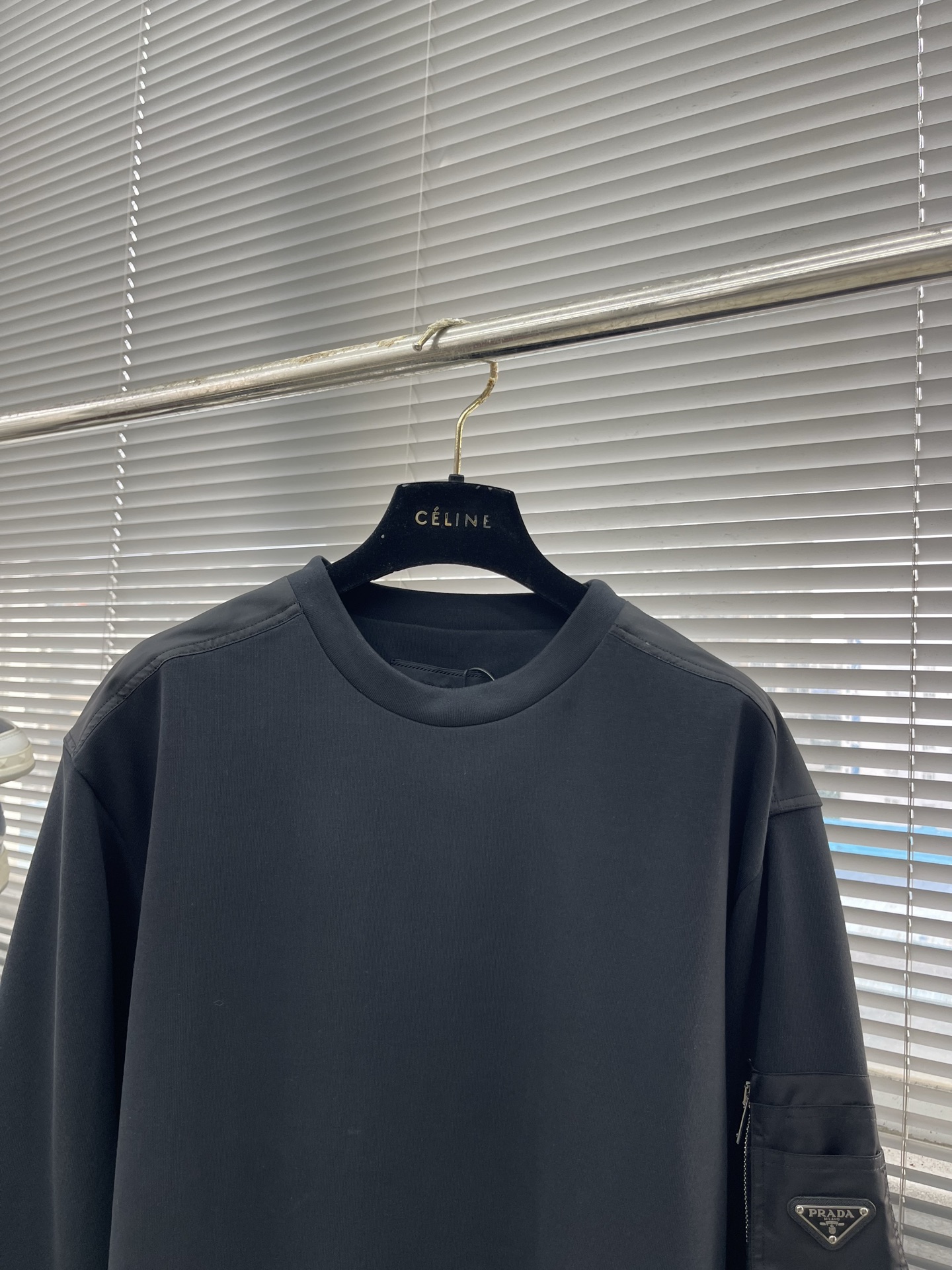 

-PRAD    过肩尼龙袖口袋卫衣
采用380克双面，该款面料为高密度定织款，面料上身立体有版型。