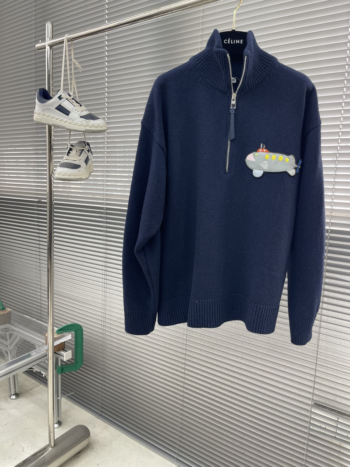 

-LOEW   潜艇刺绣半拉链针织衫
采用50%羊绒 50%棉。50羊绒面料有效体现出保暖效果，同时