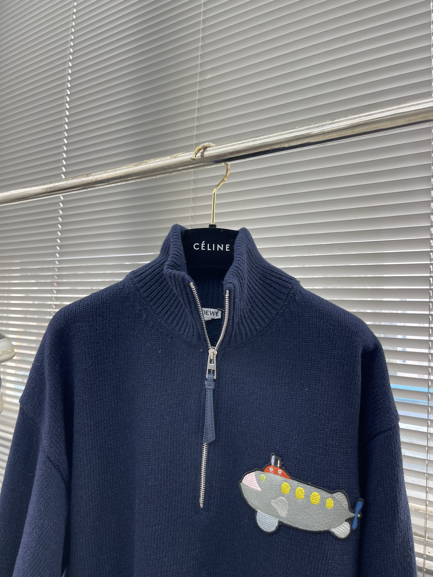 

-LOEW   潜艇刺绣半拉链针织衫
采用50%羊绒 50%棉。50羊绒面料有效体现出保暖效果，同时