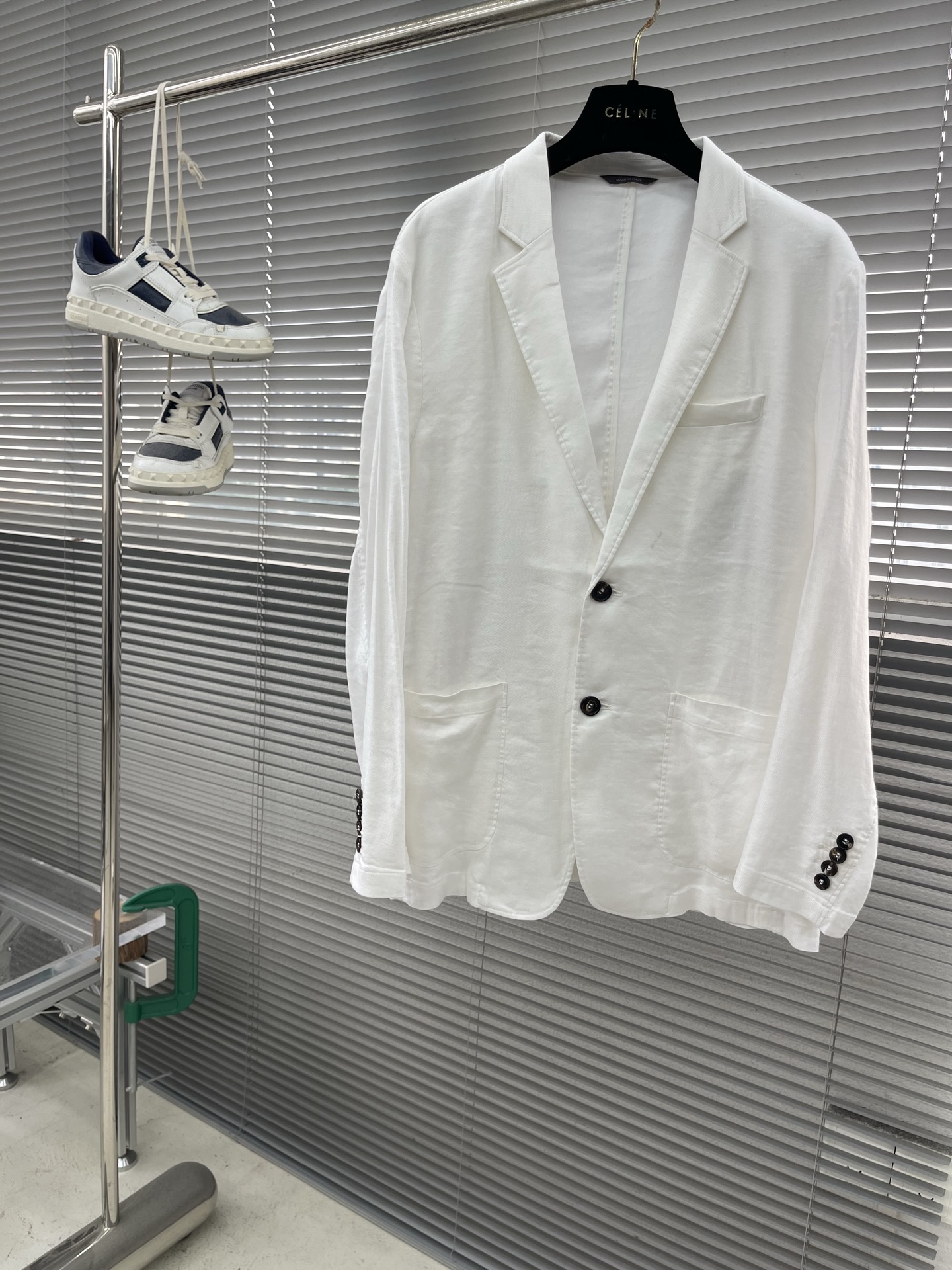 

-Loro Piana   经典平驳领双开叉亚麻单西：演绎永恒优雅与极致舒适
亚麻面料，自然之选。
