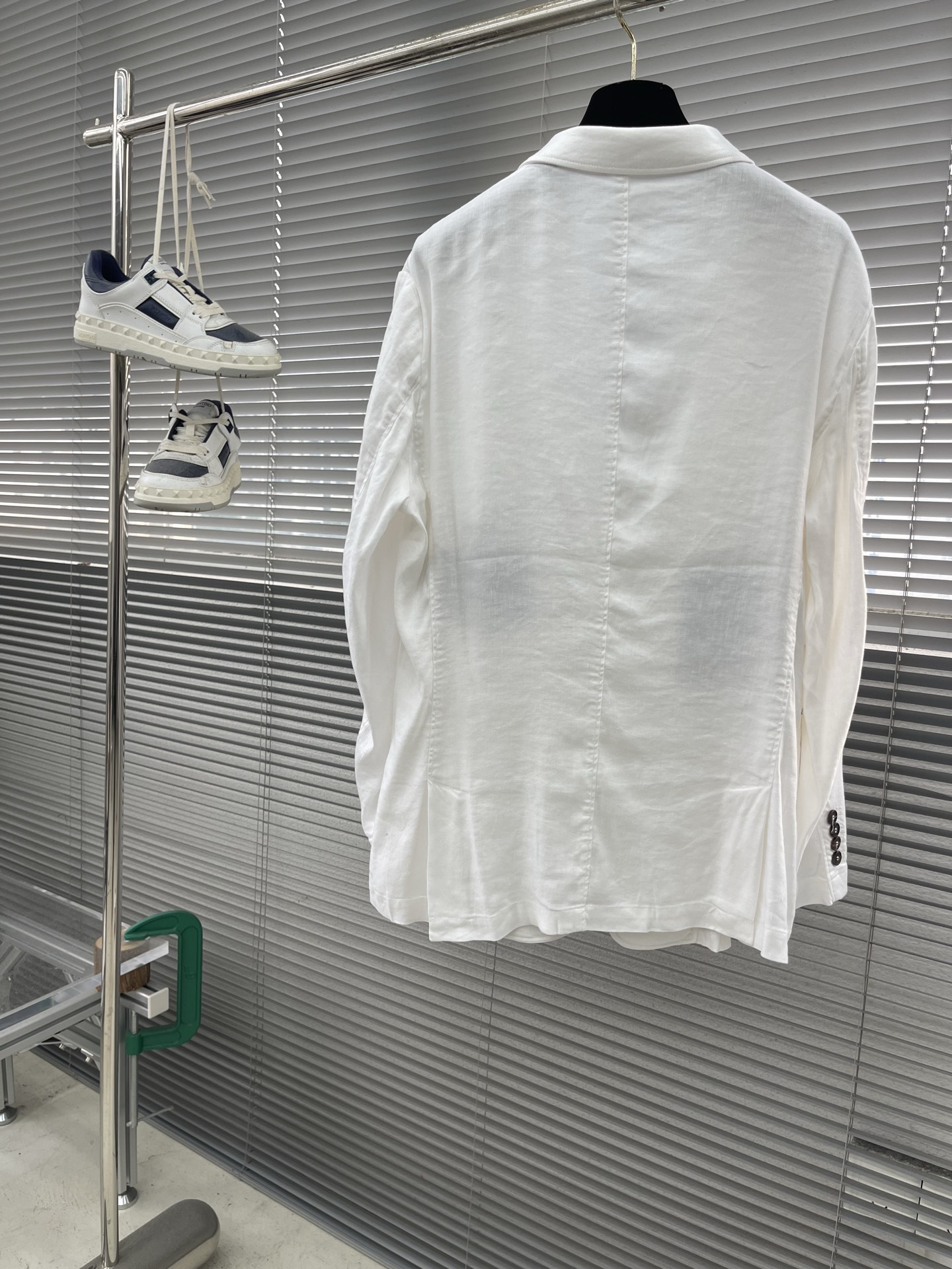 

-Loro Piana   经典平驳领双开叉亚麻单西：演绎永恒优雅与极致舒适
亚麻面料，自然之选。
