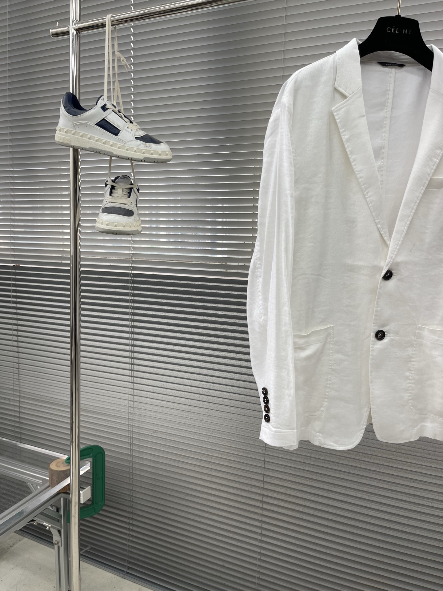 

-Loro Piana   经典平驳领双开叉亚麻单西：演绎永恒优雅与极致舒适
亚麻面料，自然之选。
