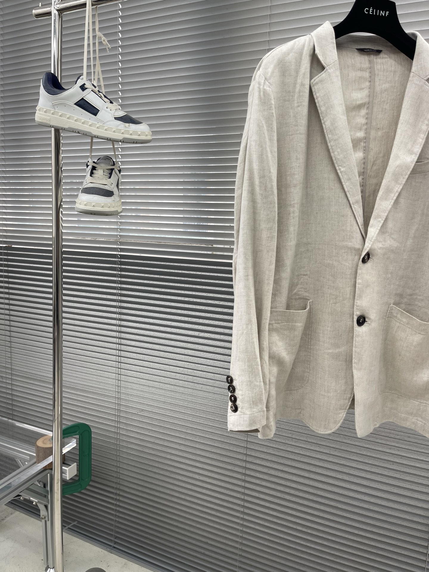 

-Loro Piana   经典平驳领双开叉亚麻单西：演绎永恒优雅与极致舒适
亚麻面料，自然之选。
