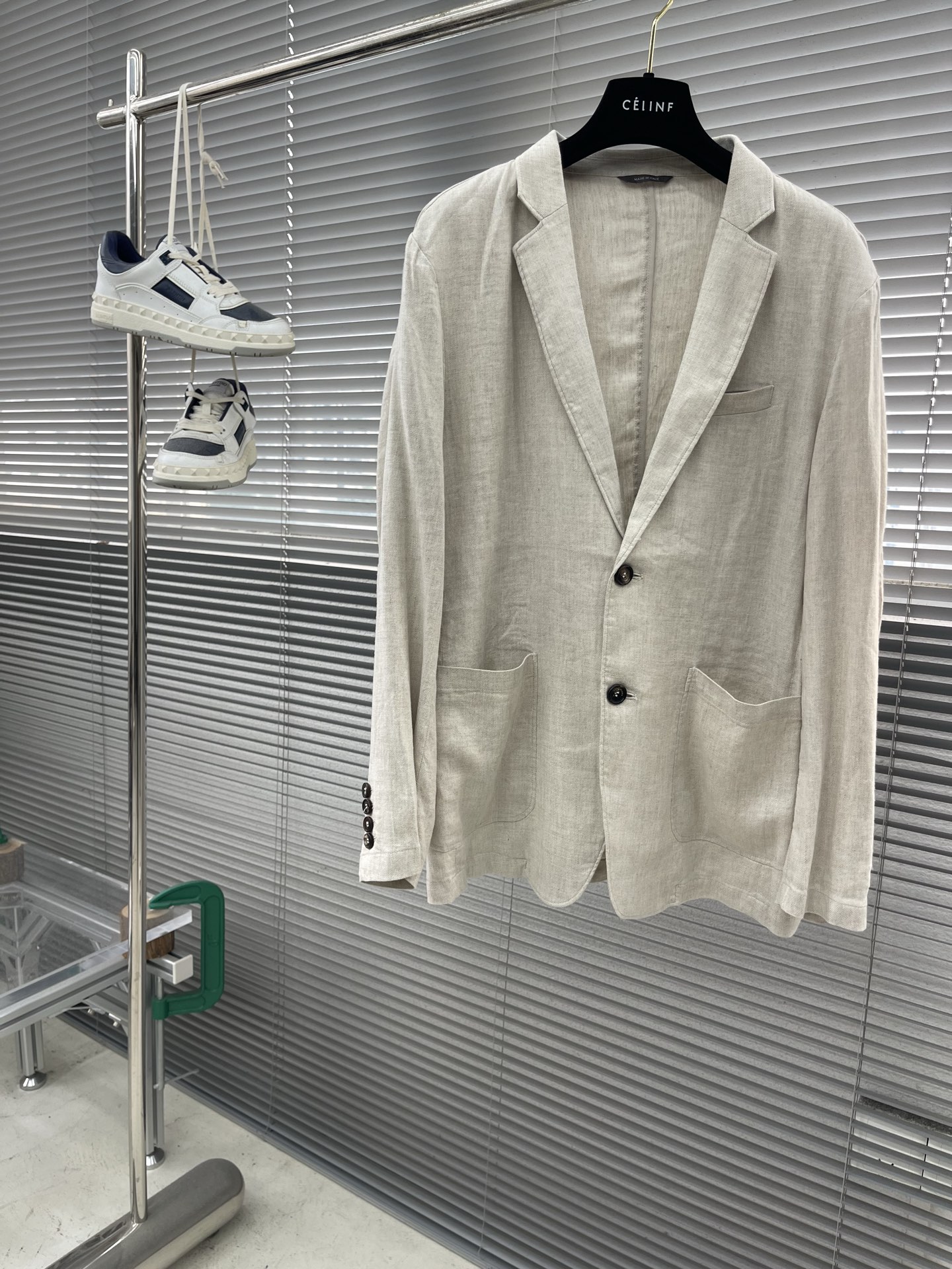 

-Loro Piana   经典平驳领双开叉亚麻单西：演绎永恒优雅与极致舒适
亚麻面料，自然之选。
