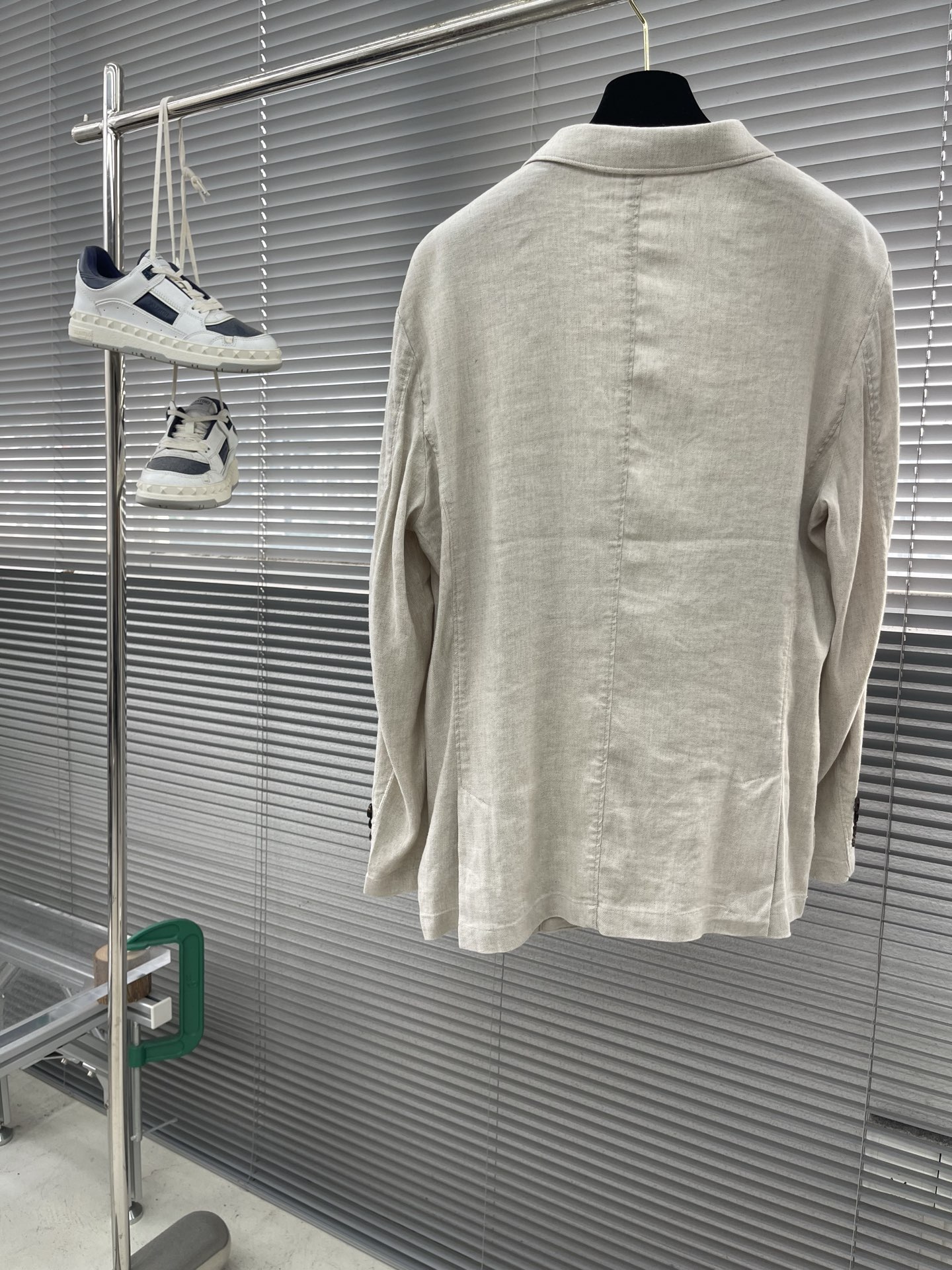 

-Loro Piana   经典平驳领双开叉亚麻单西：演绎永恒优雅与极致舒适
亚麻面料，自然之选。
