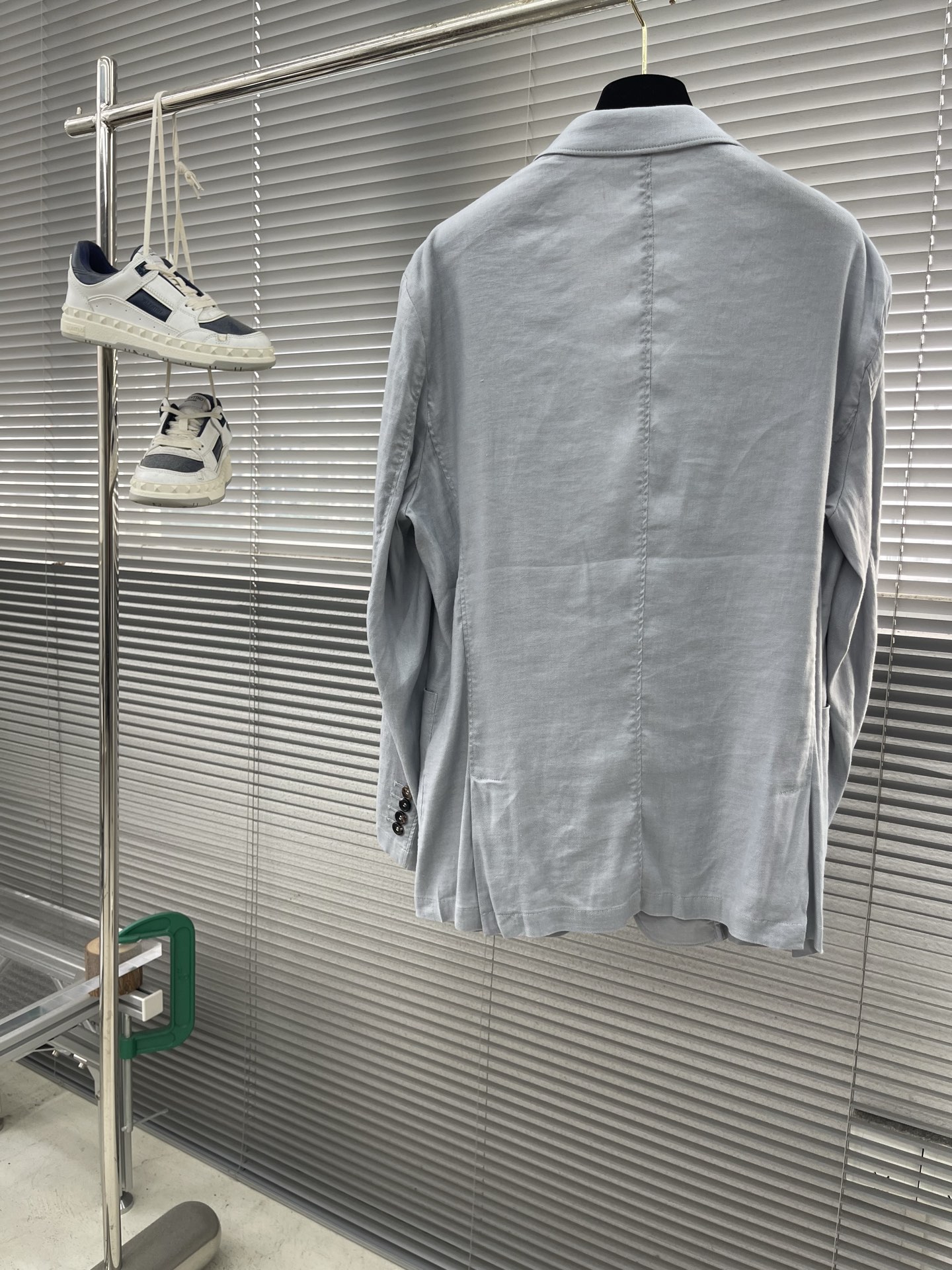 

-Loro Piana   经典平驳领双开叉亚麻单西：演绎永恒优雅与极致舒适
亚麻面料，自然之选。
