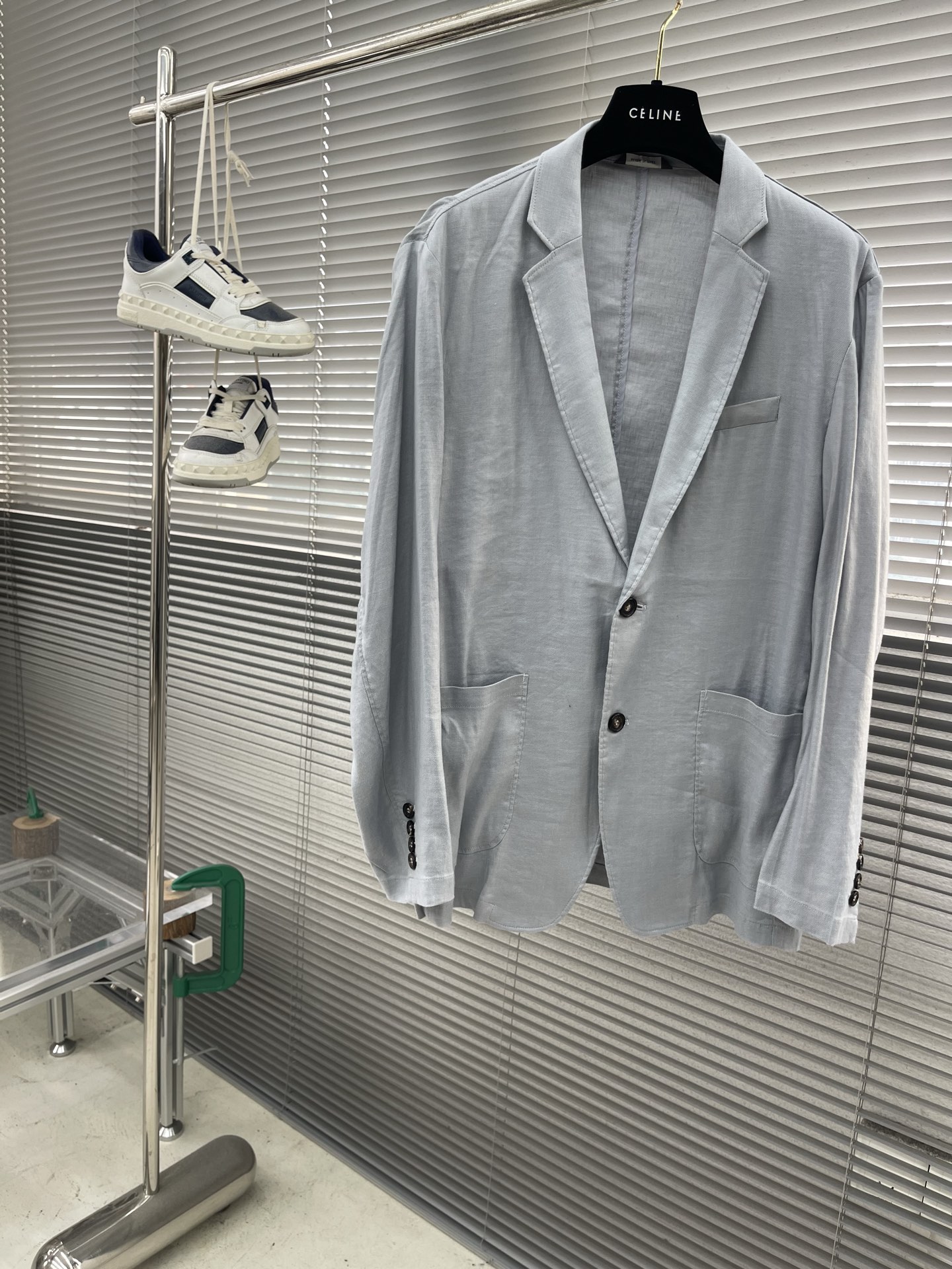 

-Loro Piana   经典平驳领双开叉亚麻单西：演绎永恒优雅与极致舒适
亚麻面料，自然之选。
