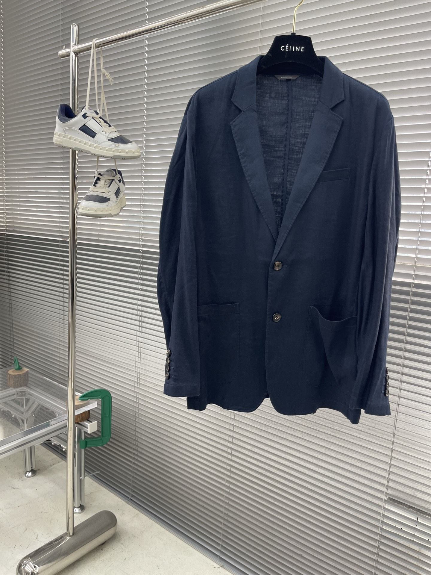 

-Loro Piana   经典平驳领双开叉亚麻单西：演绎永恒优雅与极致舒适
亚麻面料，自然之选。
