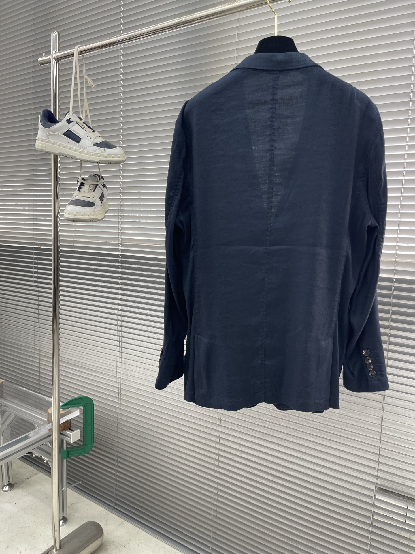 

-Loro Piana   经典平驳领双开叉亚麻单西：演绎永恒优雅与极致舒适
亚麻面料，自然之选。
