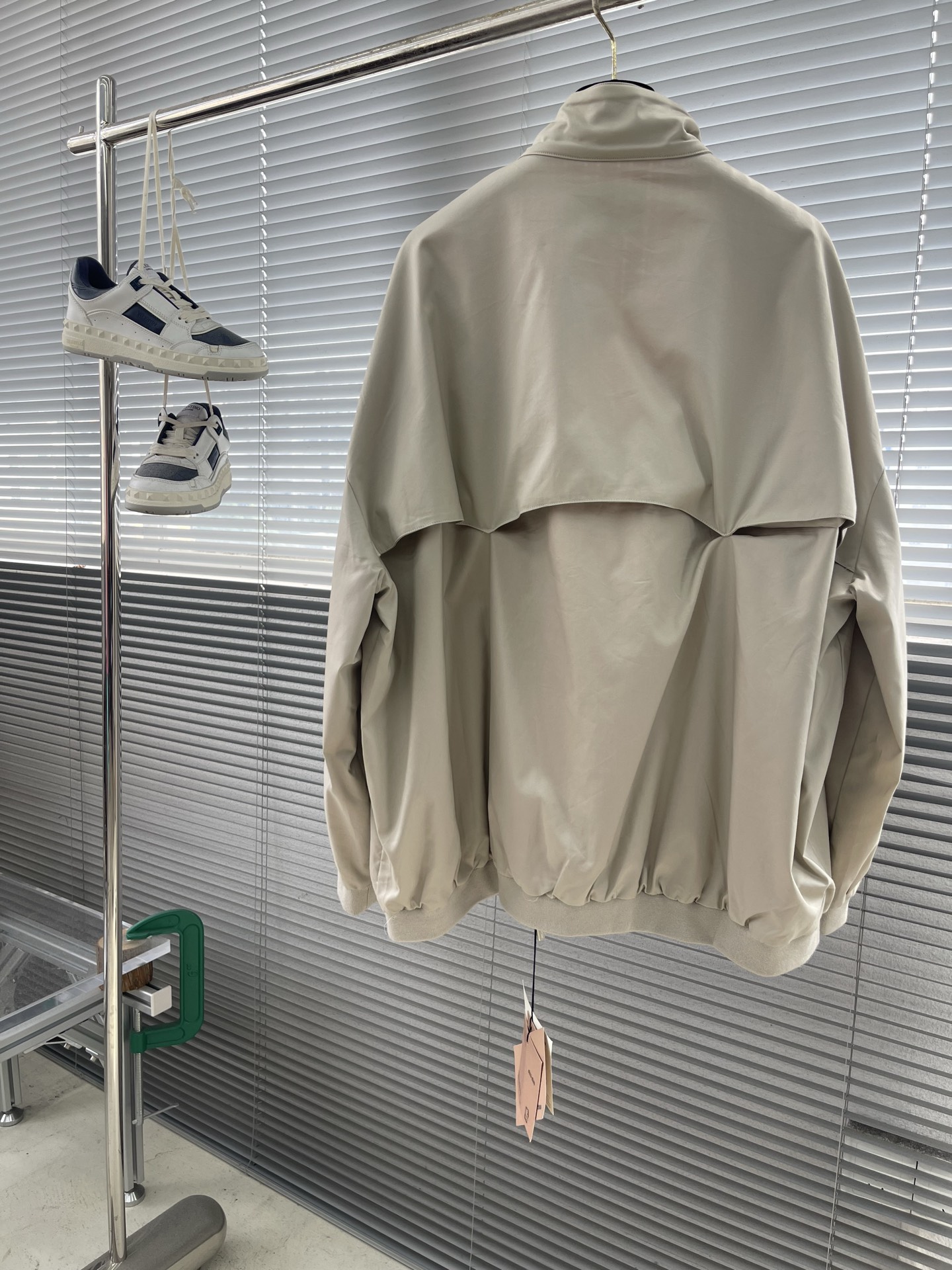 -MIU MIU 25fw哈灵顿夹克外套定织定染80支双股斜纹棉质面料，纱线采用双股合捻技术，通过S/Z