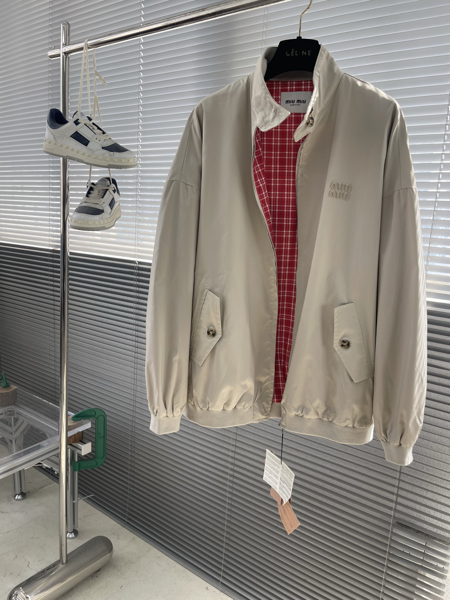 -MIU MIU 25fw哈灵顿夹克外套定织定染80支双股斜纹棉质面料，纱线采用双股合捻技术，通过S/Z