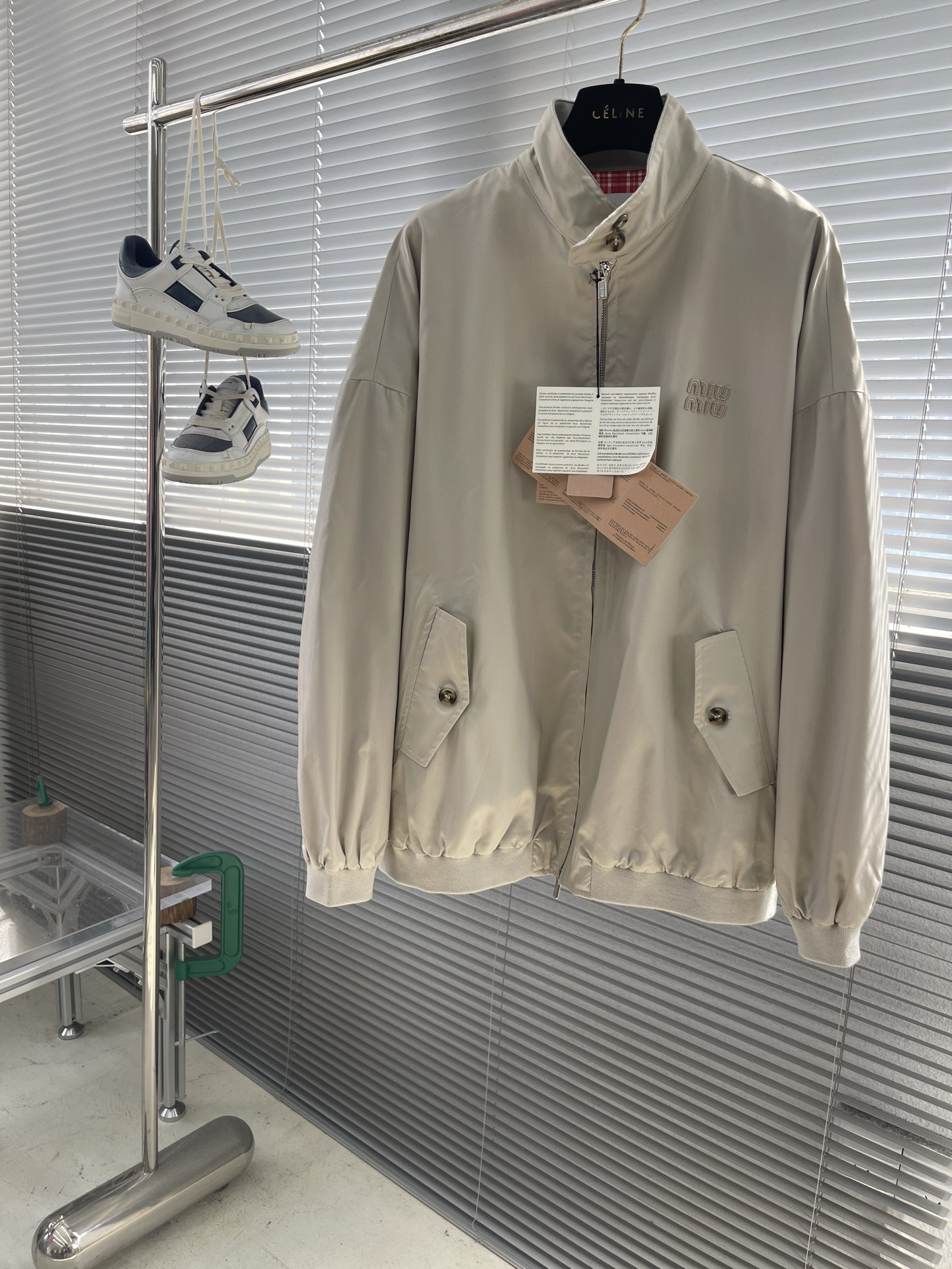 -MIU MIU 25fw哈灵顿夹克外套定织定染80支双股斜纹棉质面料，纱线采用双股合捻技术，通过S/Z