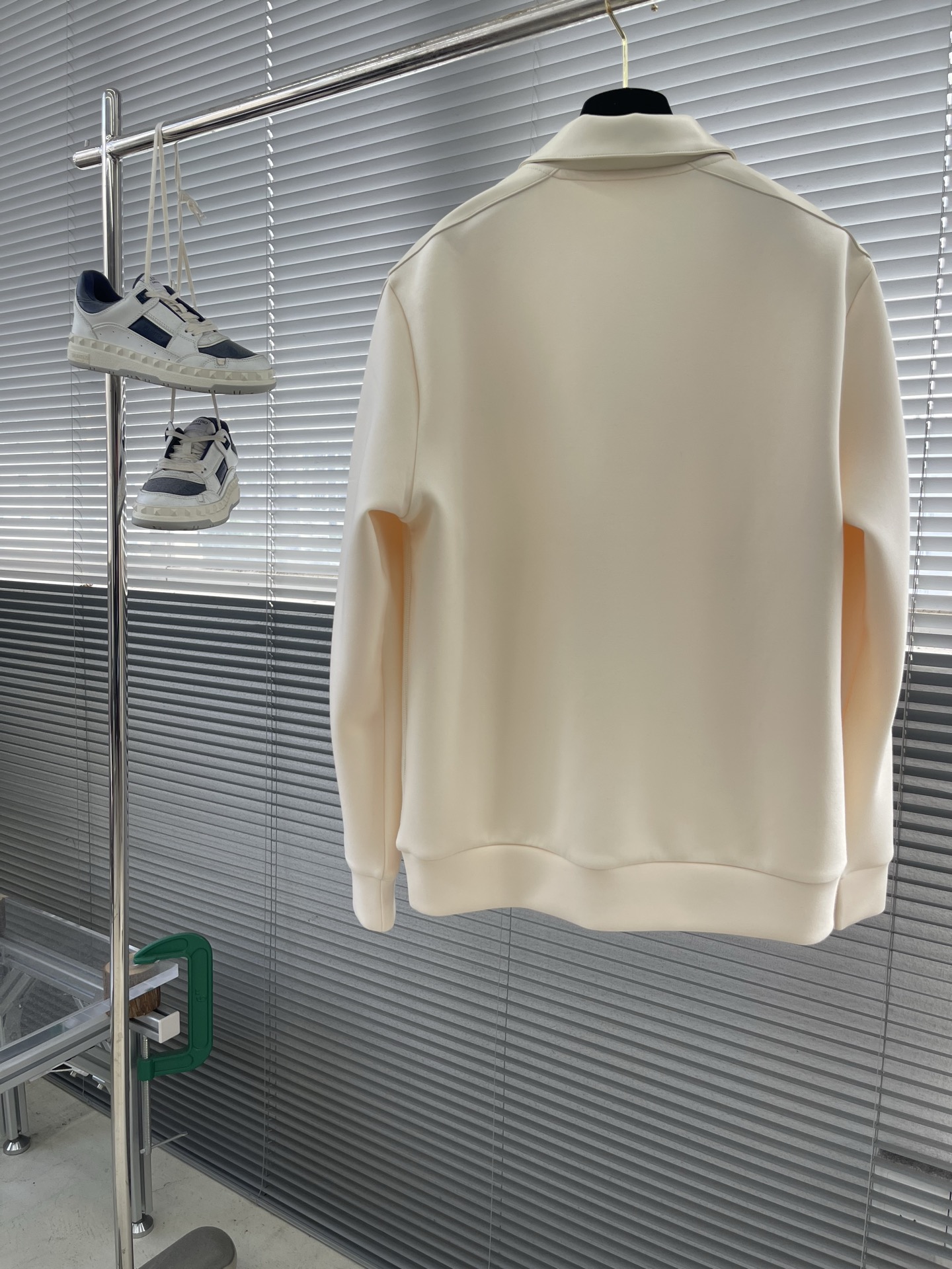 -Loro Piana 2025秋冬 羊毛混纺套头针织卫衣 几何拼皮的口袋设计 很有亮点，标志字母纽扣 