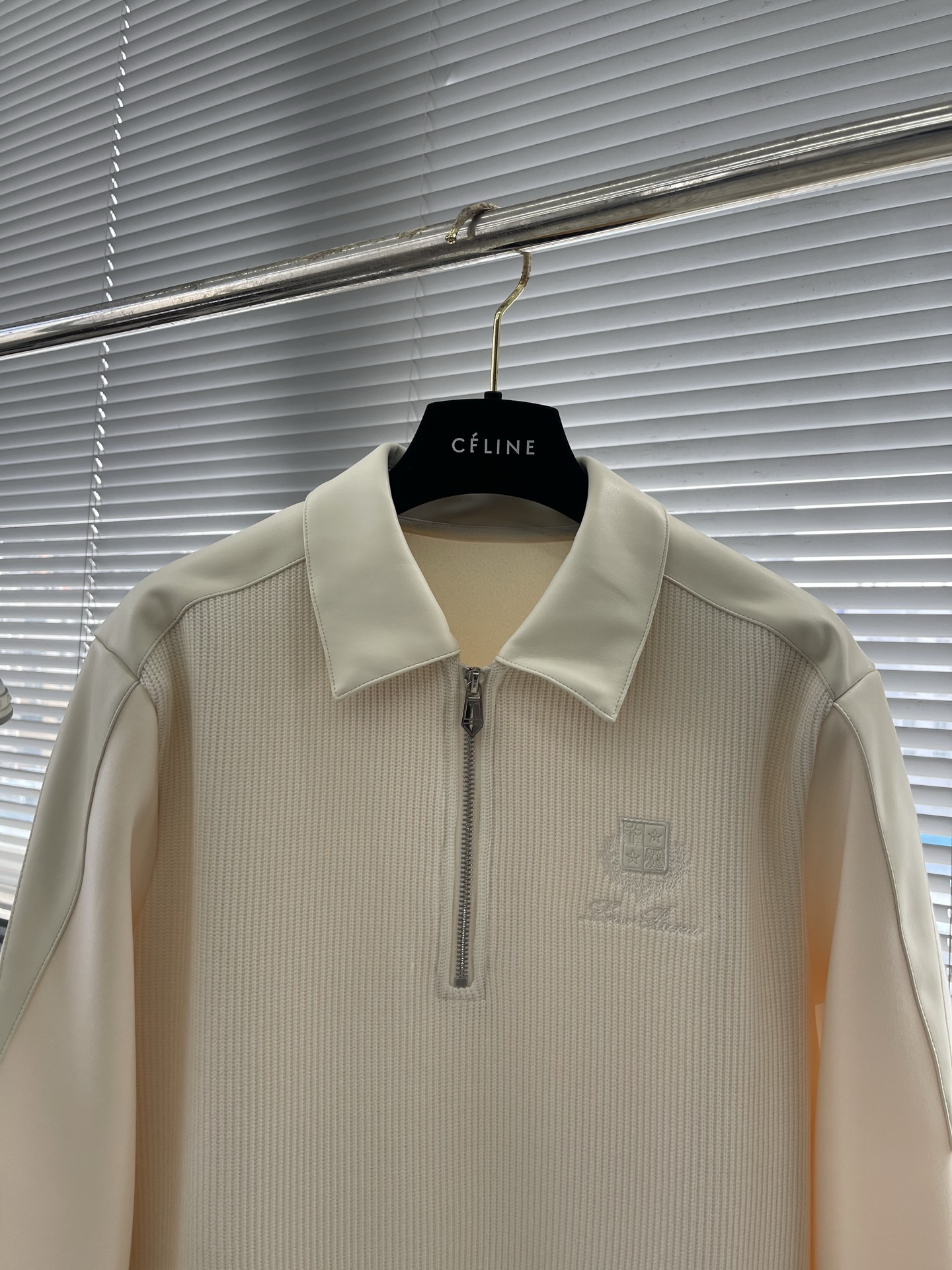 -Loro Piana 2025秋冬 羊毛混纺套头针织卫衣 几何拼皮的口袋设计 很有亮点，标志字母纽扣 