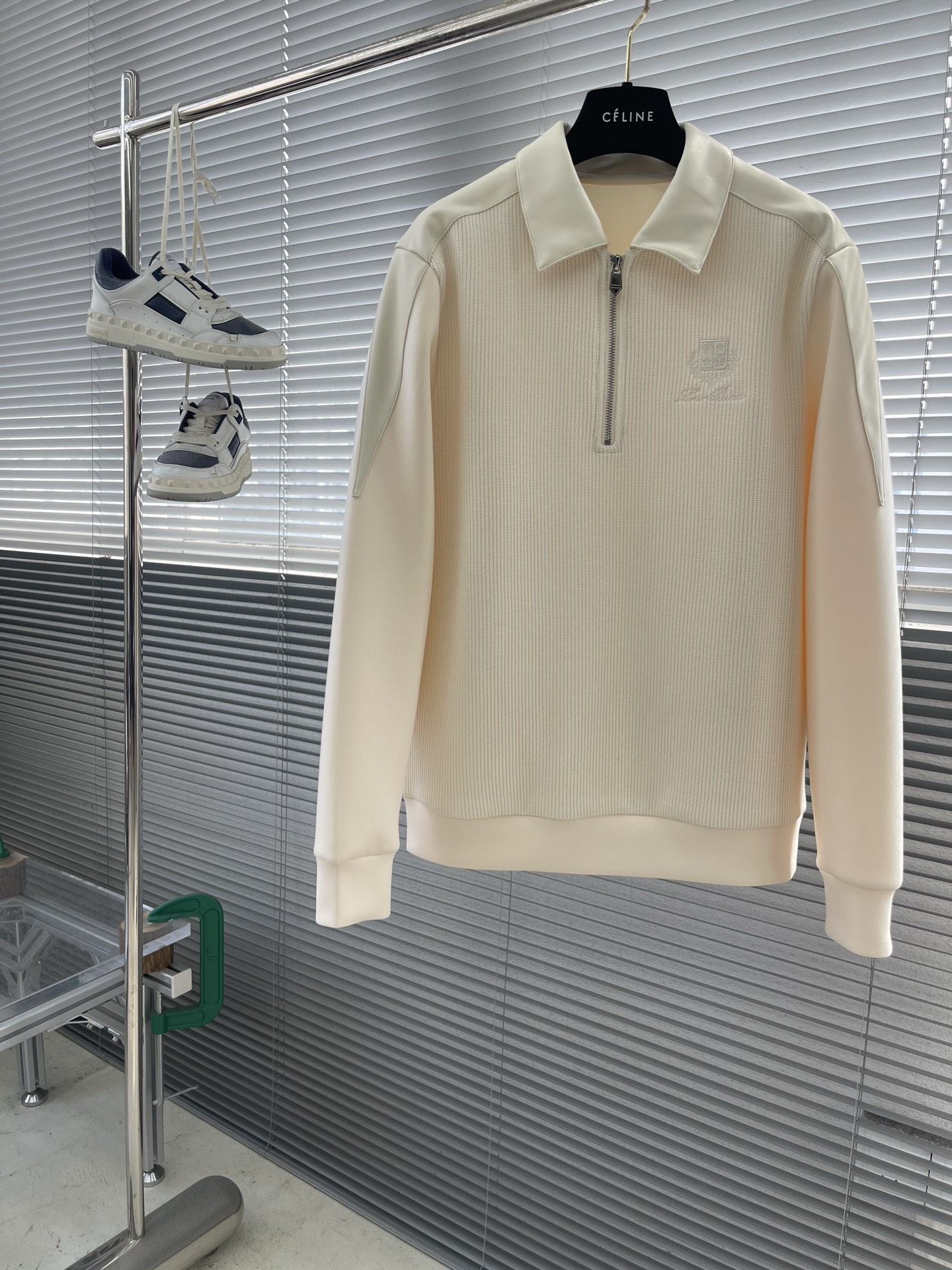 -Loro Piana 2025秋冬 羊毛混纺套头针织卫衣 几何拼皮的口袋设计 很有亮点，标志字母纽扣 