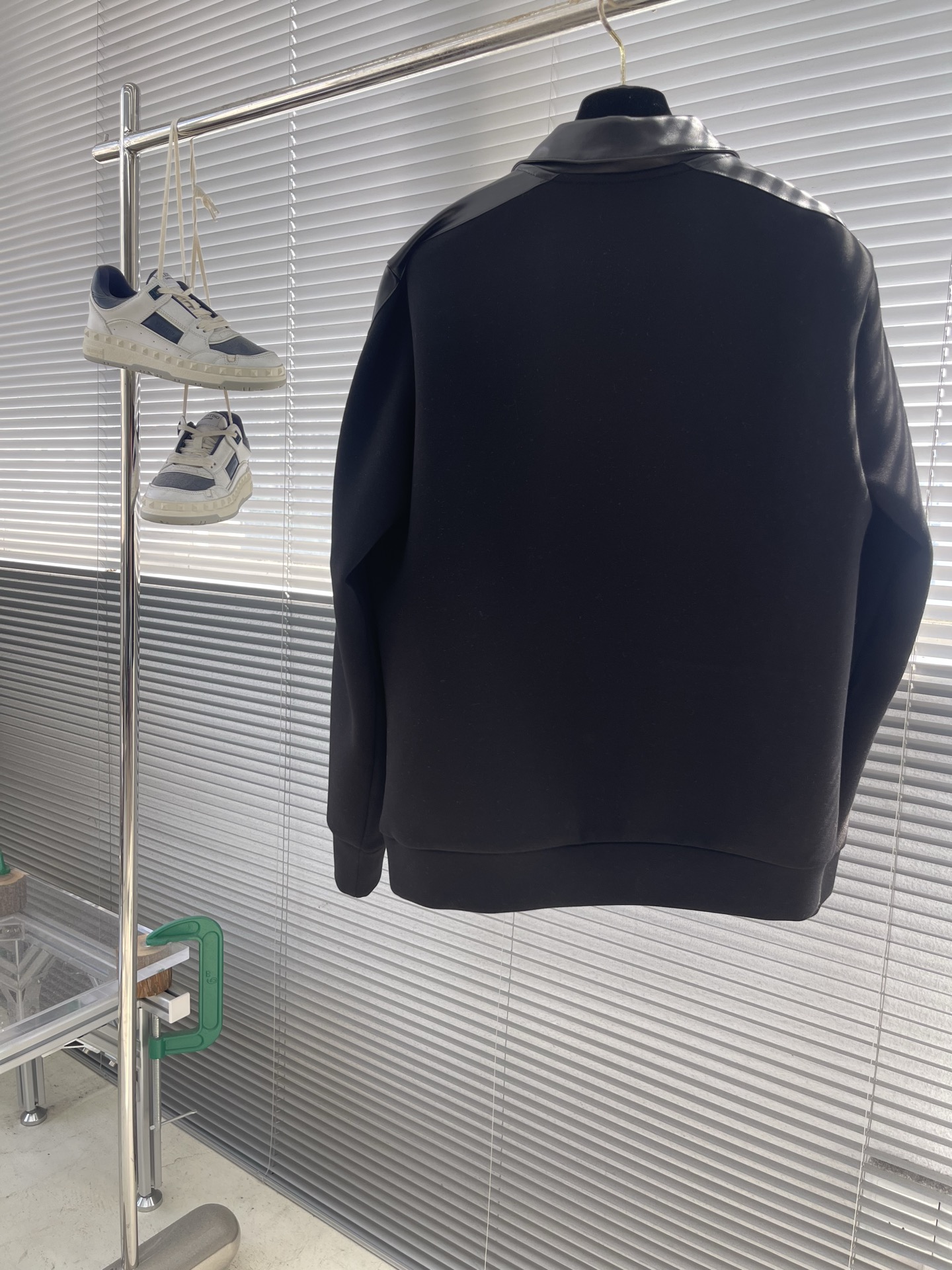 -Loro Piana 2025秋冬 羊毛混纺套头针织卫衣 几何拼皮的口袋设计 很有亮点，标志字母纽扣 