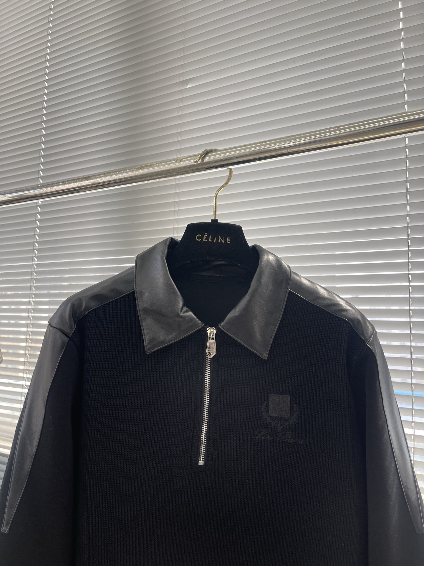 -Loro Piana 2025秋冬 羊毛混纺套头针织卫衣 几何拼皮的口袋设计 很有亮点，标志字母纽扣 